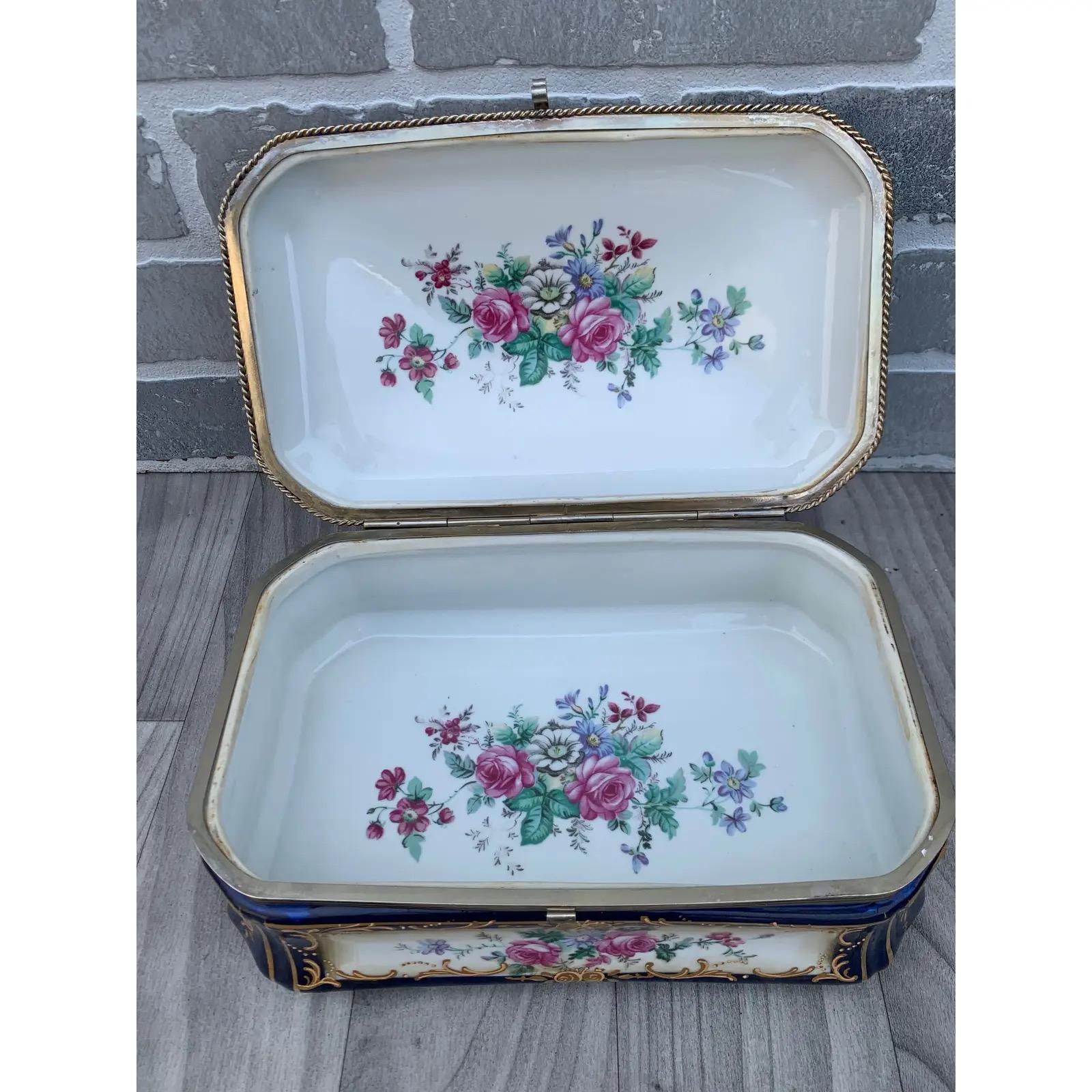 Boîte ancienne en porcelaine peinte et laiton doré de style Sèvres Bon état - En vente à Chicago, IL