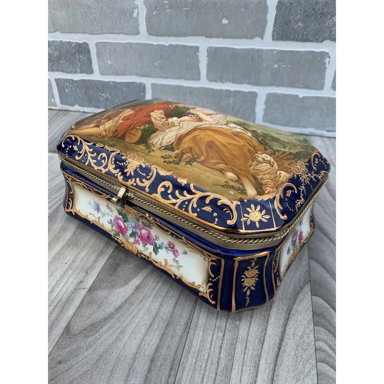 XIXe siècle Boîte ancienne en porcelaine peinte et laiton doré de style Sèvres en vente