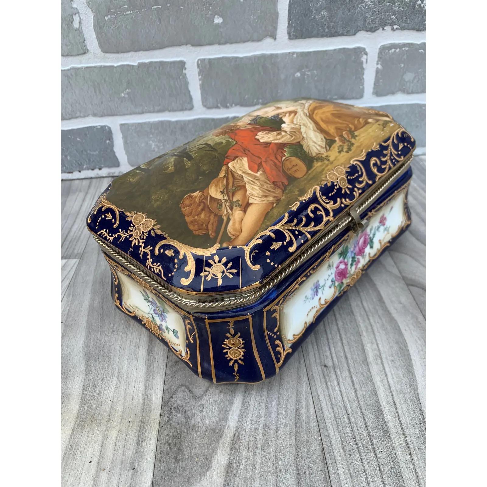 Porcelaine Boîte ancienne en porcelaine peinte et laiton doré de style Sèvres en vente