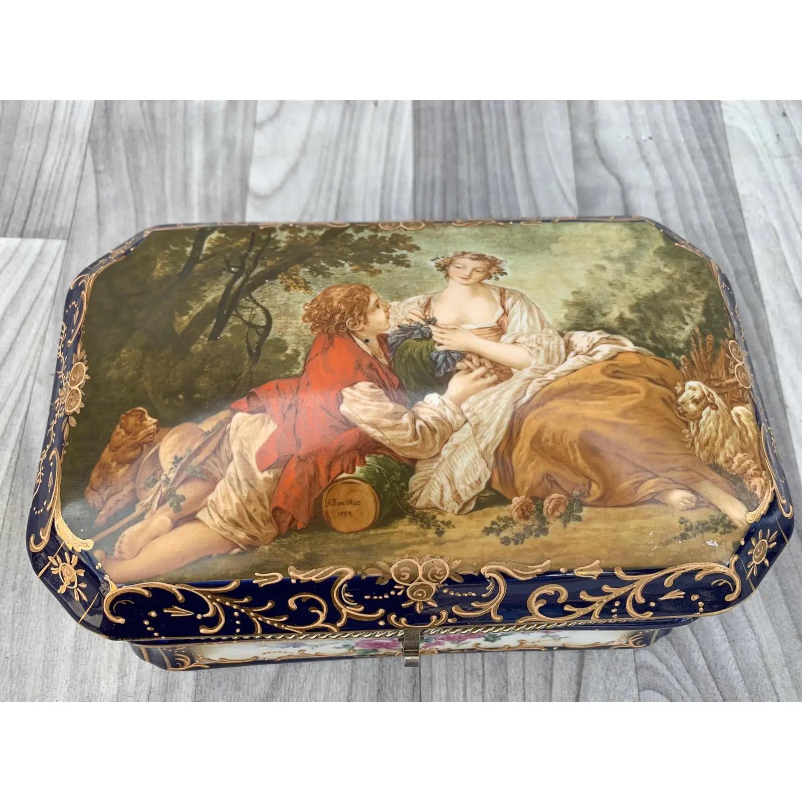 Boîte ancienne en porcelaine peinte et laiton doré de style Sèvres en vente 1