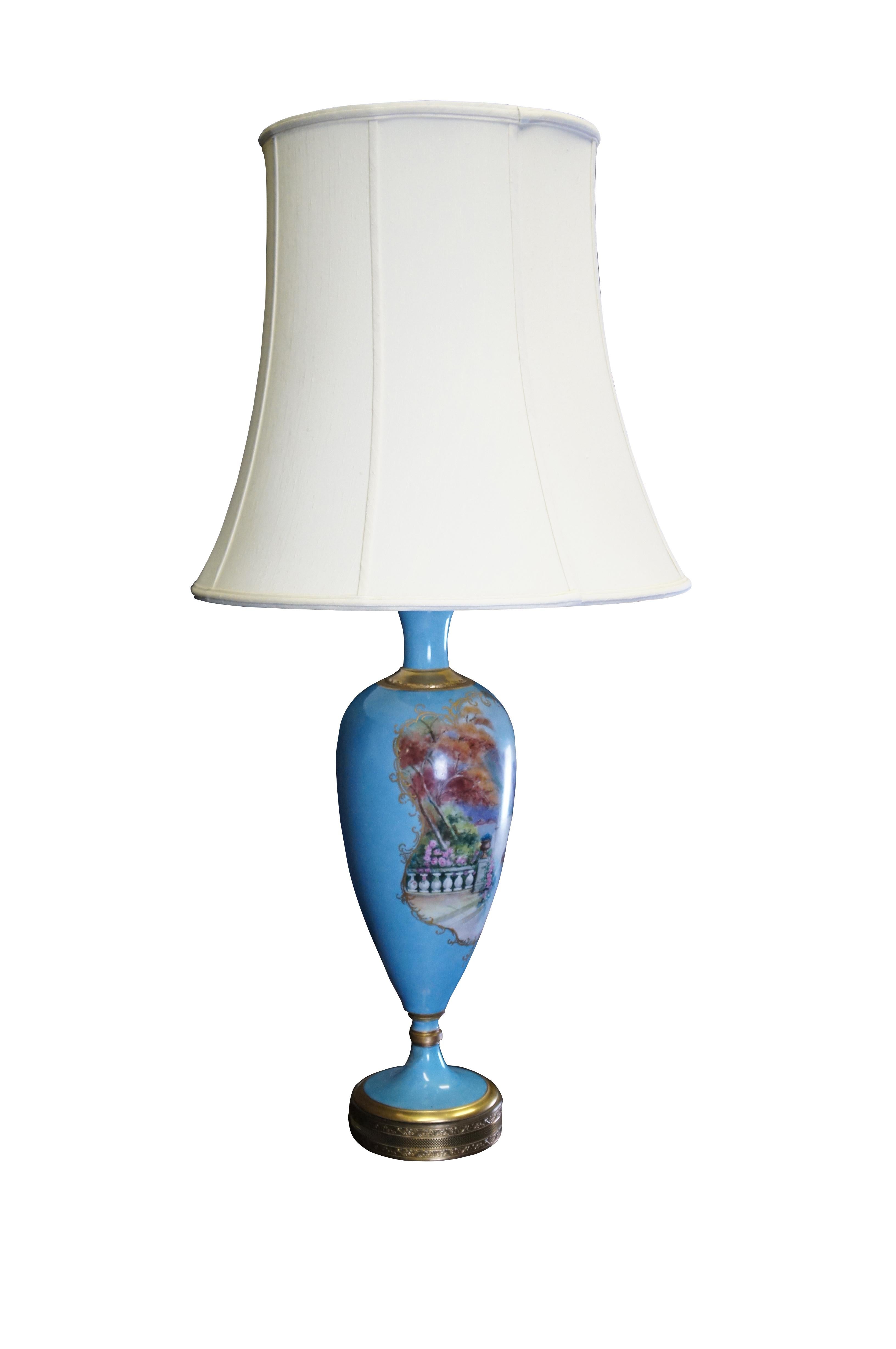 Très grand vase-trophée-urne de style Sèvres, de couleur turquoise.  En porcelaine, motif néoclassique avec base réticulée en laiton doré et vue peinte d'une baie à flanc de falaise dans un jardin ou une véranda.

Dimensions :
Avec abat-jour - 41.5