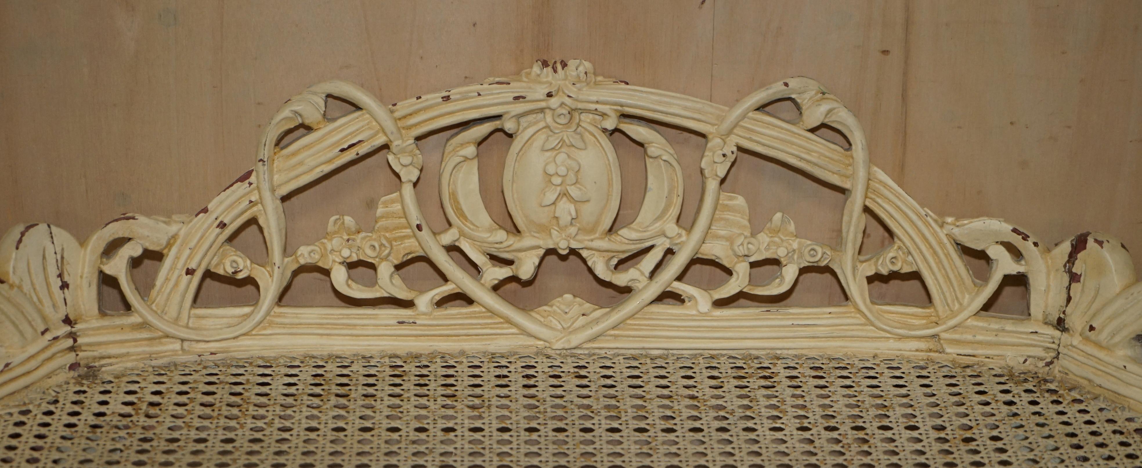 Antique French Shabby Chic Bergere Window Seat Bench Originale con Vernice in vendita 3