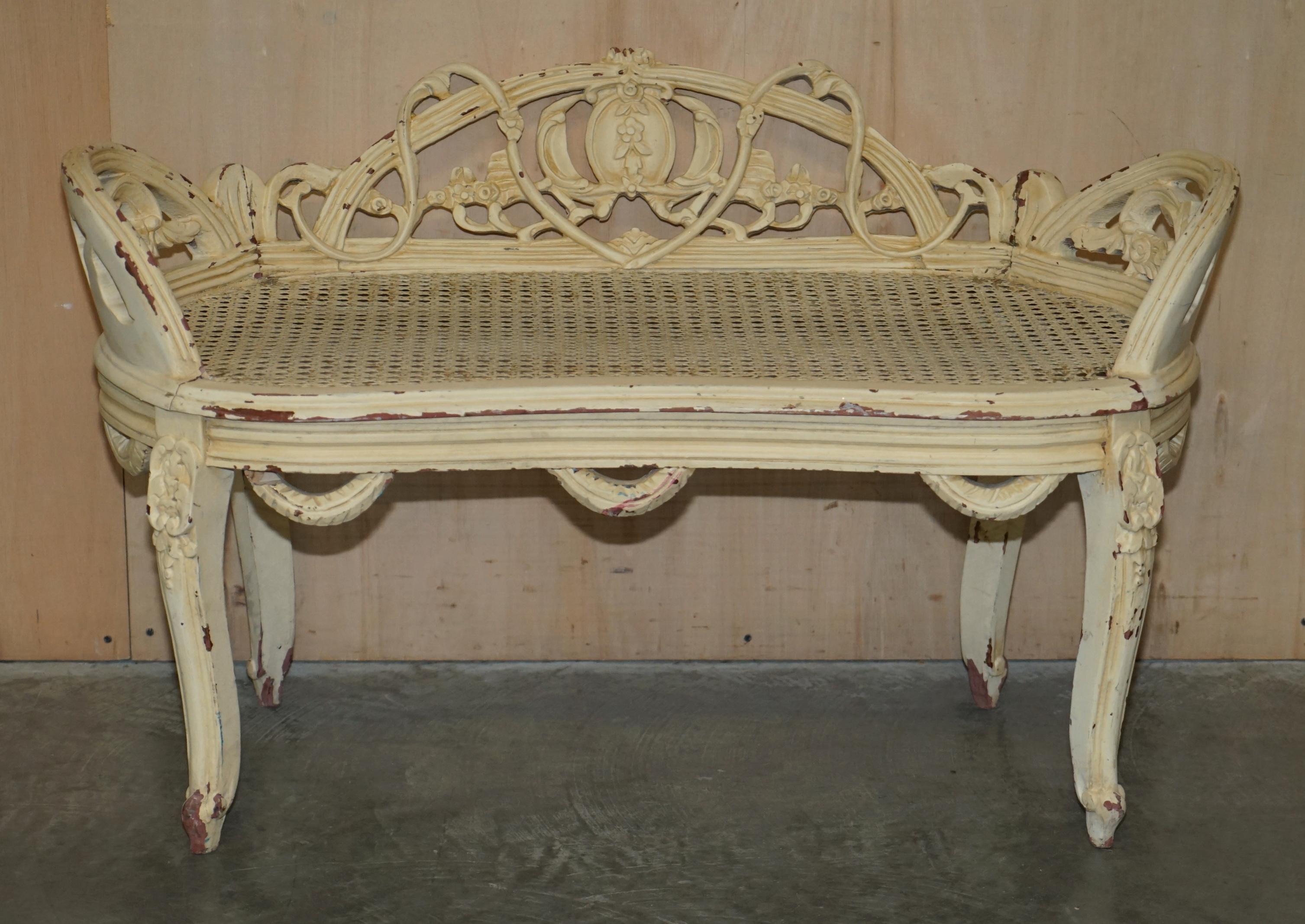 Siamo lieti di offrire in vendita questa splendida panca originale del 1880 circa, in stile Napoleone III Luigi XVI, con vernice originale shabby chic. 

Si tratta di un pezzo davvero stupefacente, molto confortevole e ornato di intagli su tutta