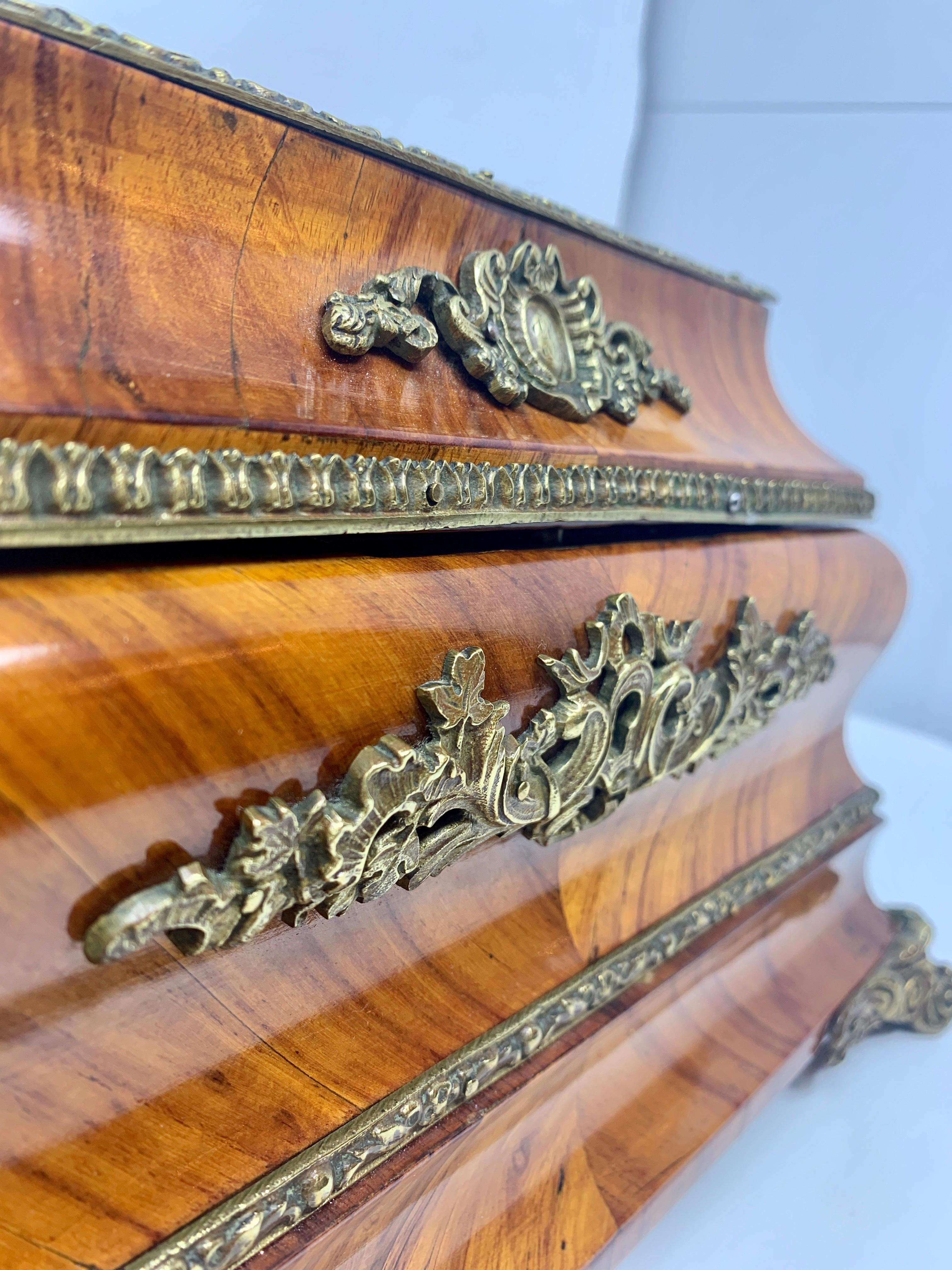 joyero de madera antiguo