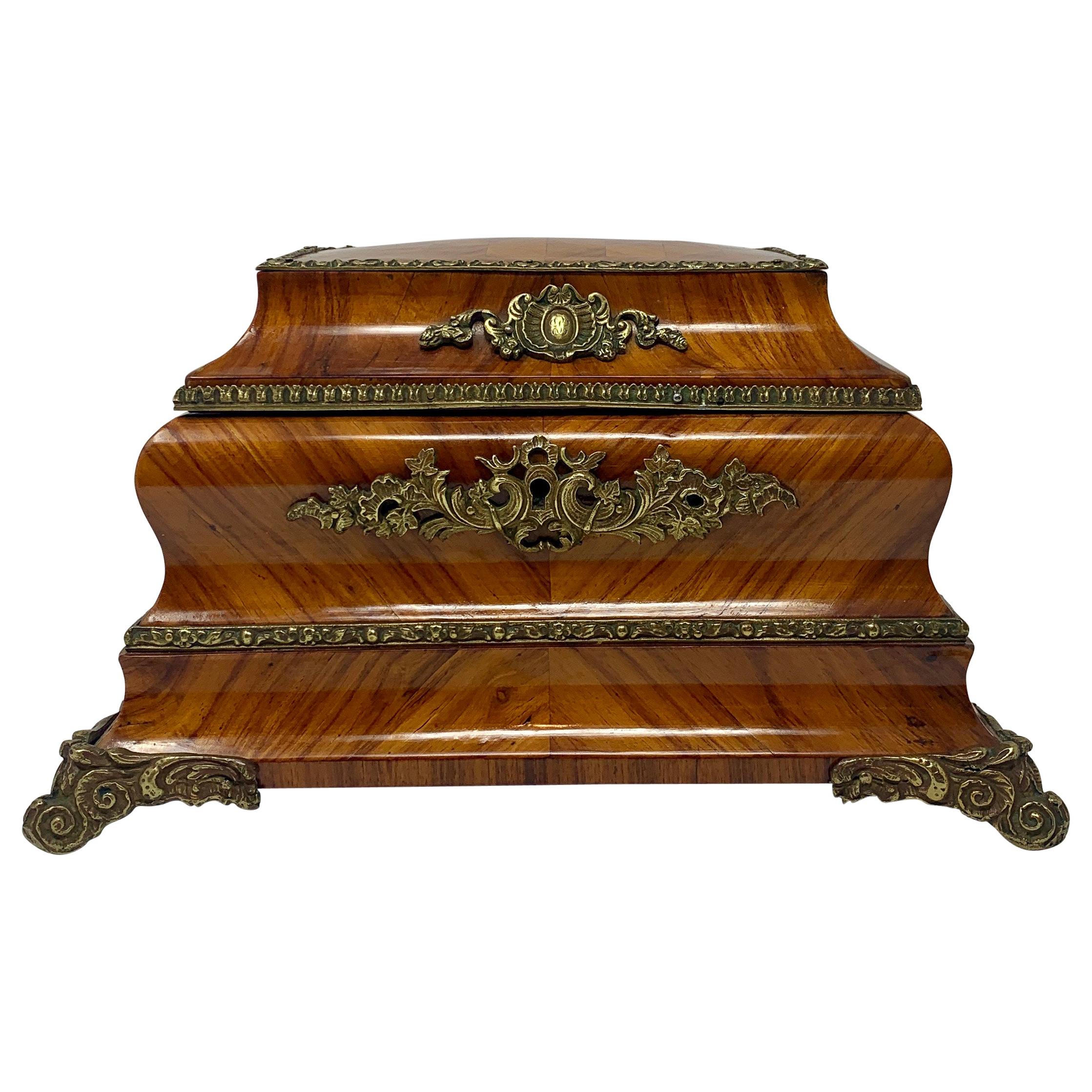 Boîte à bijoux ancienne en bois de roi de forme française en vente