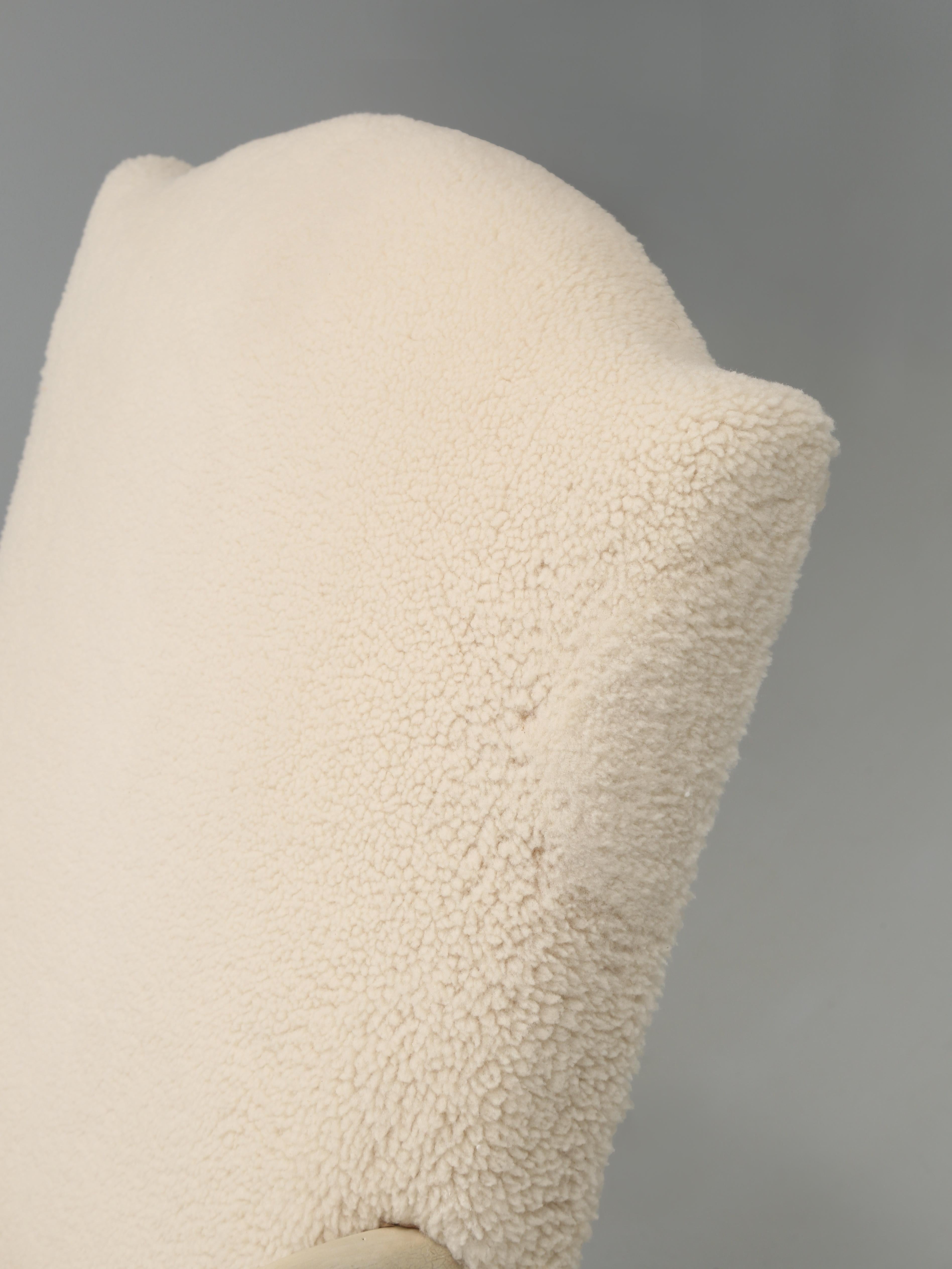 Antike Französisch Shearling gepolsterten Sessel komplett restauriert mit Old-School-Methoden, die einfach bedeutet, dass wir nicht verwenden Schaumgummi für die Polsterung und tatsächlich binden die Spiralfedern von Hand, Allerdings ist diese