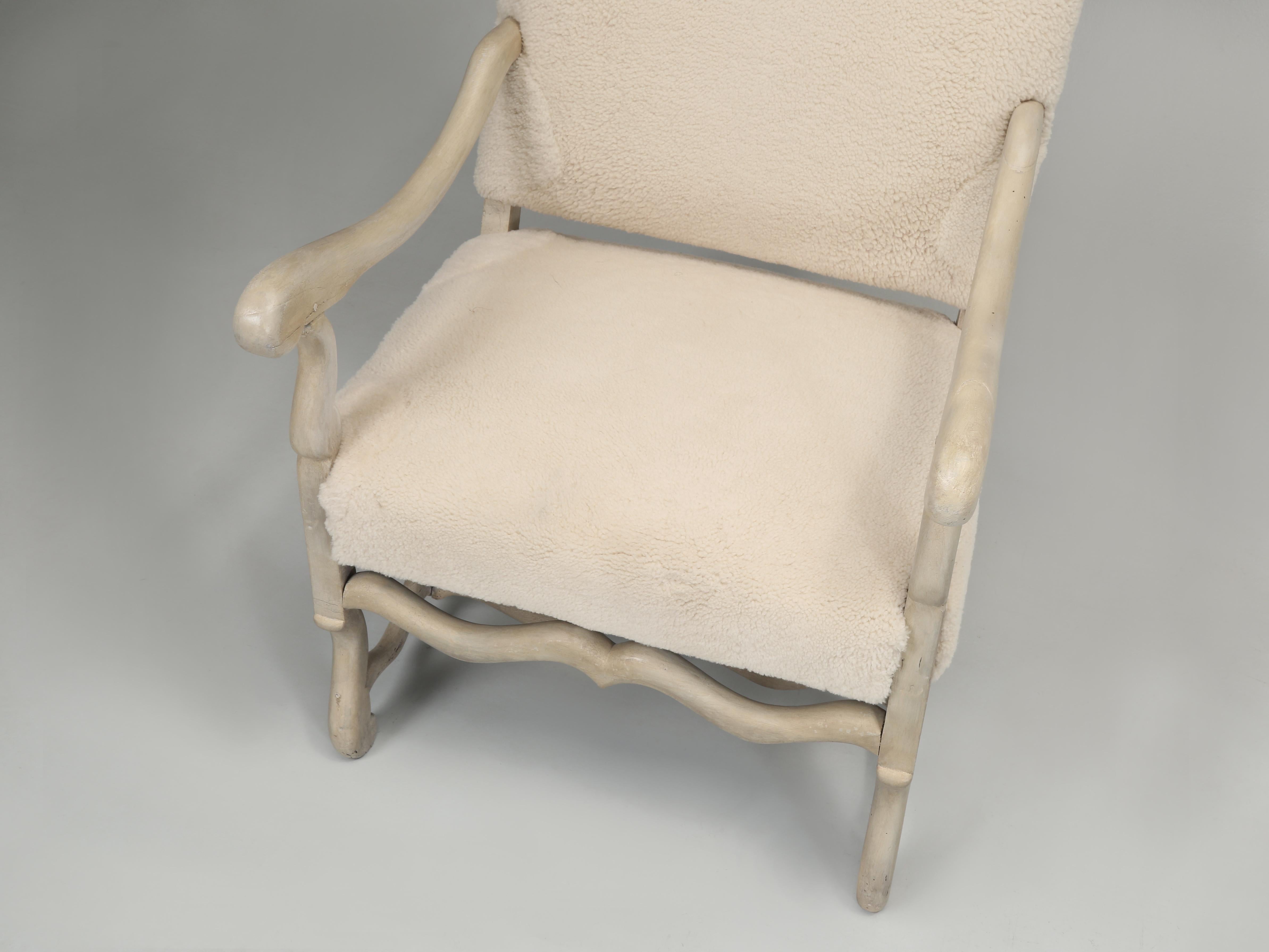 Antiker französischer gepolsterter Shearling-Sessel, komplett restauriert, Old School (Land) im Angebot