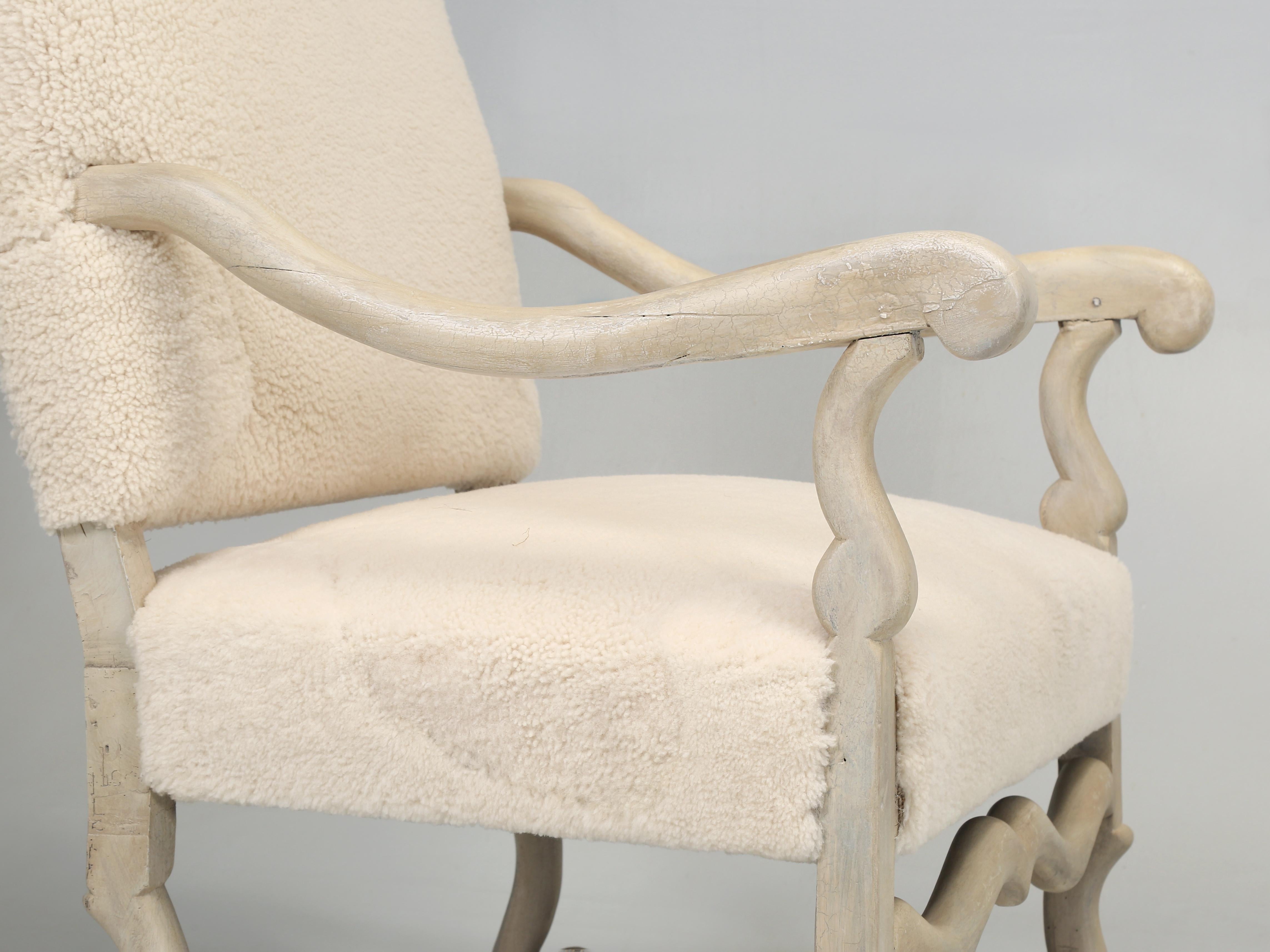 Antiker französischer gepolsterter Shearling-Sessel, komplett restauriert, Old School im Zustand „Gut“ im Angebot in Chicago, IL