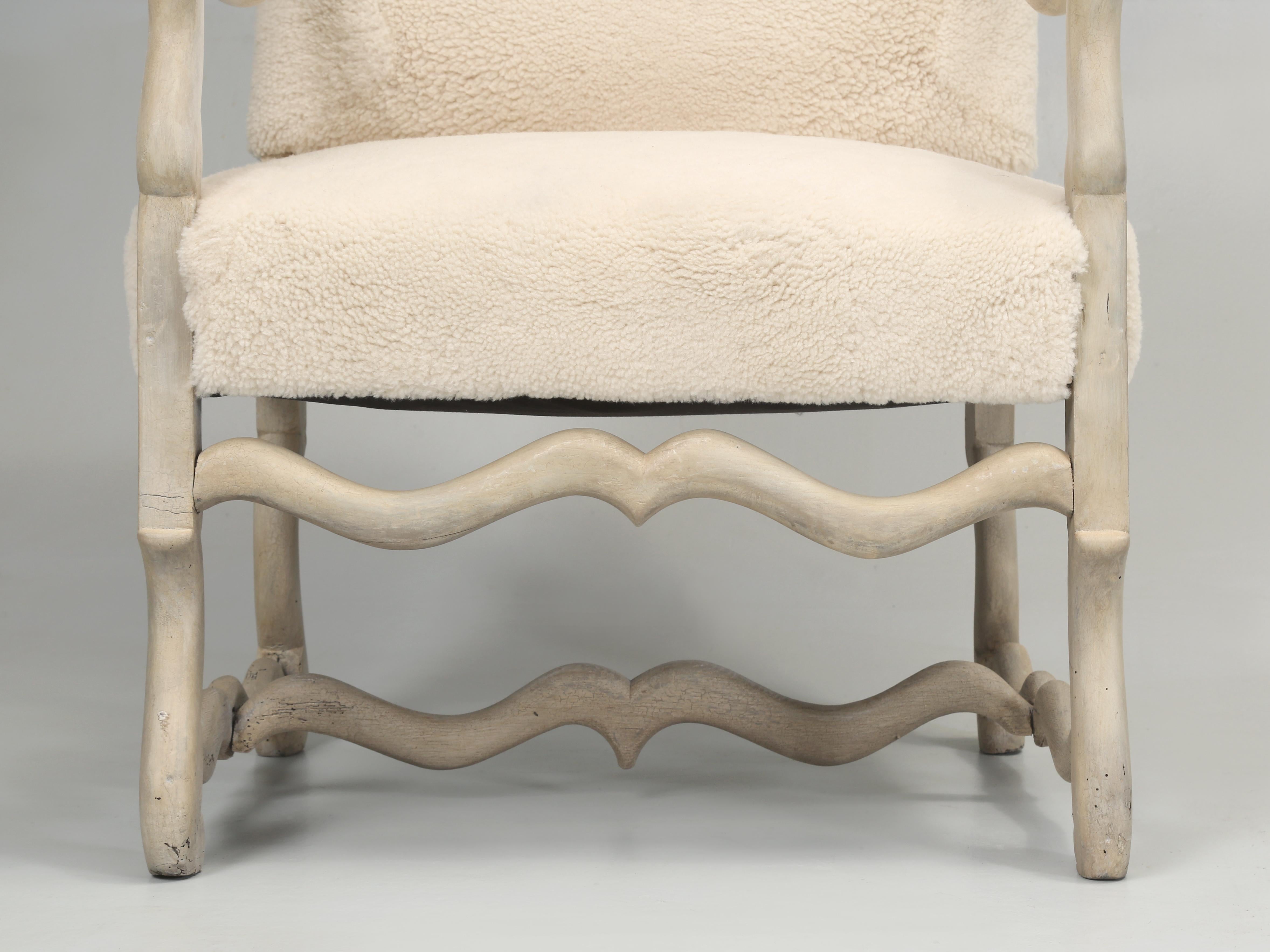 Antiker französischer gepolsterter Shearling-Sessel, komplett restauriert, Old School im Angebot 1