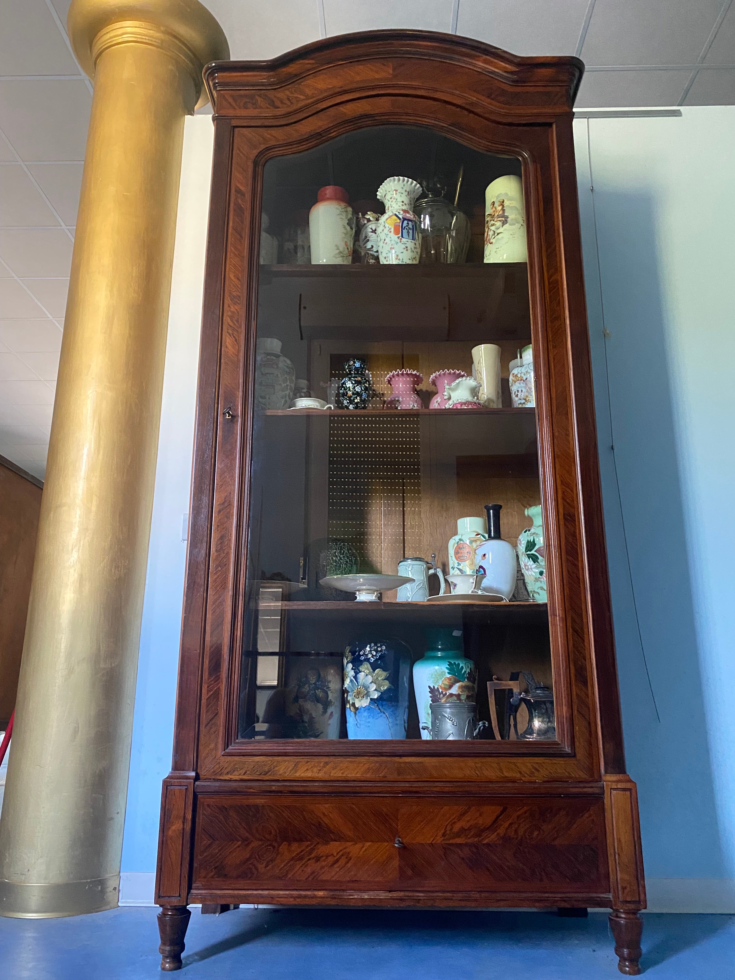 A beautiful French showcase from the Louis Philippe period of the 1850s. 

This piece displays an outstanding executive quality due to the masterful arrangement of the walnut veneer, the fine line of the upper part called a 