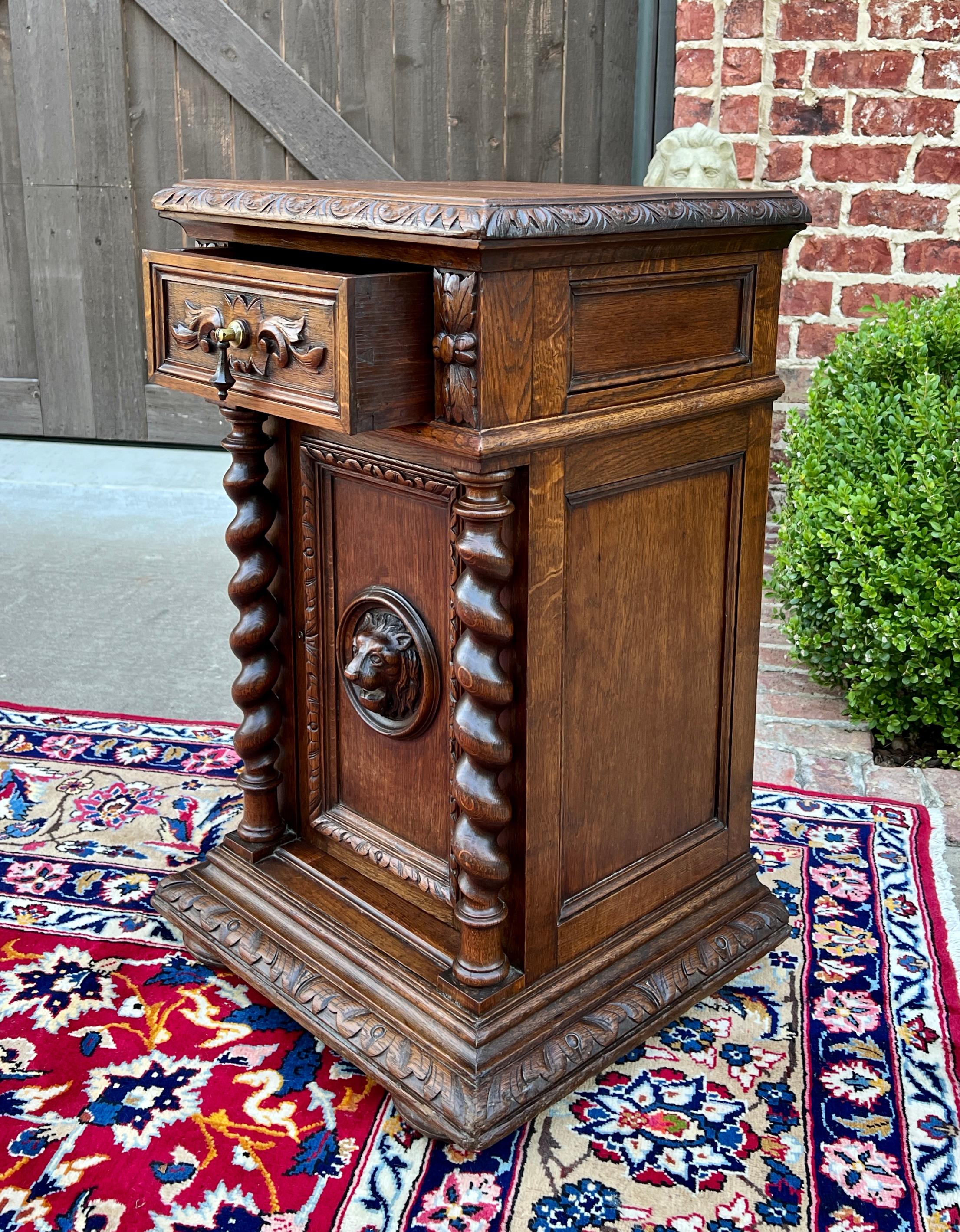 Ancienne table d'appoint française à piédestal BARLEY TWIST en chêne Renaissance 19C en vente 3