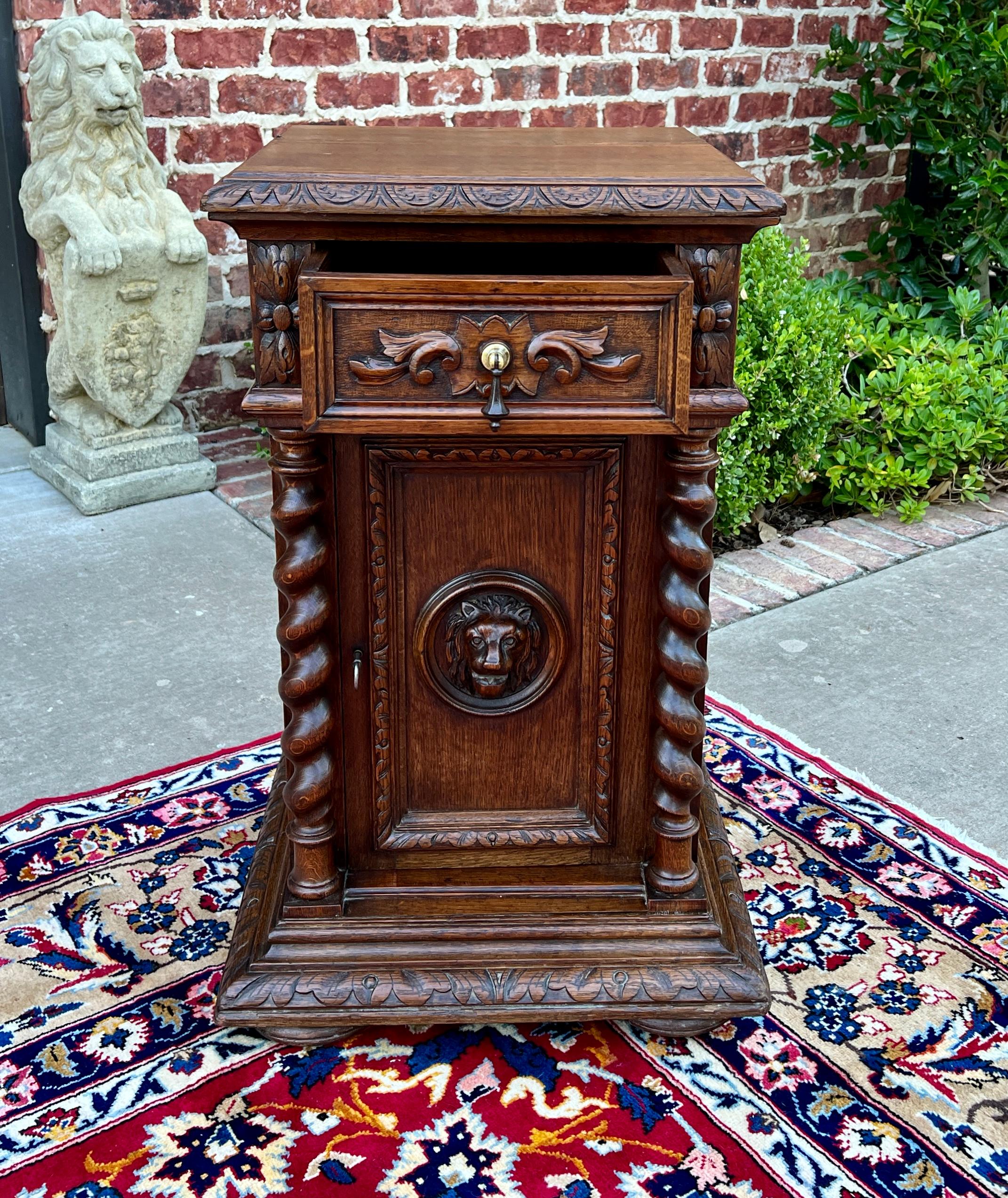 Ancienne table d'appoint française à piédestal BARLEY TWIST en chêne Renaissance 19C en vente 4