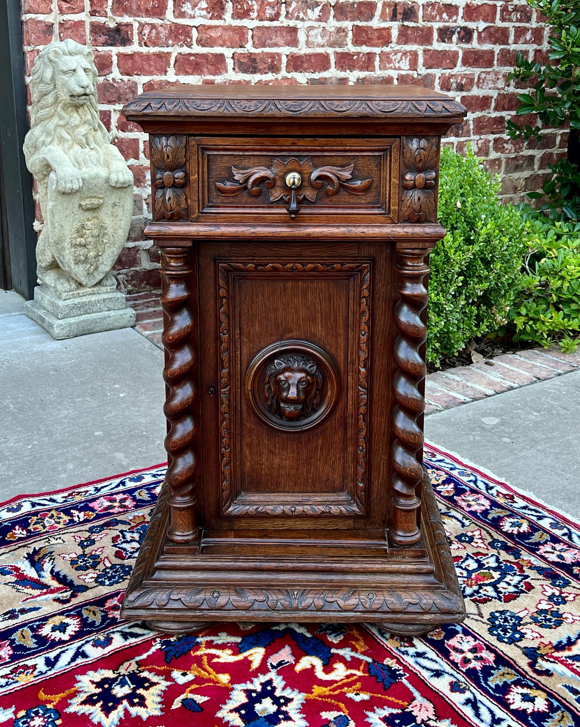 Magnifique table d'appoint, table d'appoint ou guéridon en chêne sculpté, avec tiroir et meuble inférieur, de la fin du 19ème siècle~~Victorian Era Renaissance Revival
~~c. 1890s

Ces tables polyvalentes étaient très populaires dans les maisons et