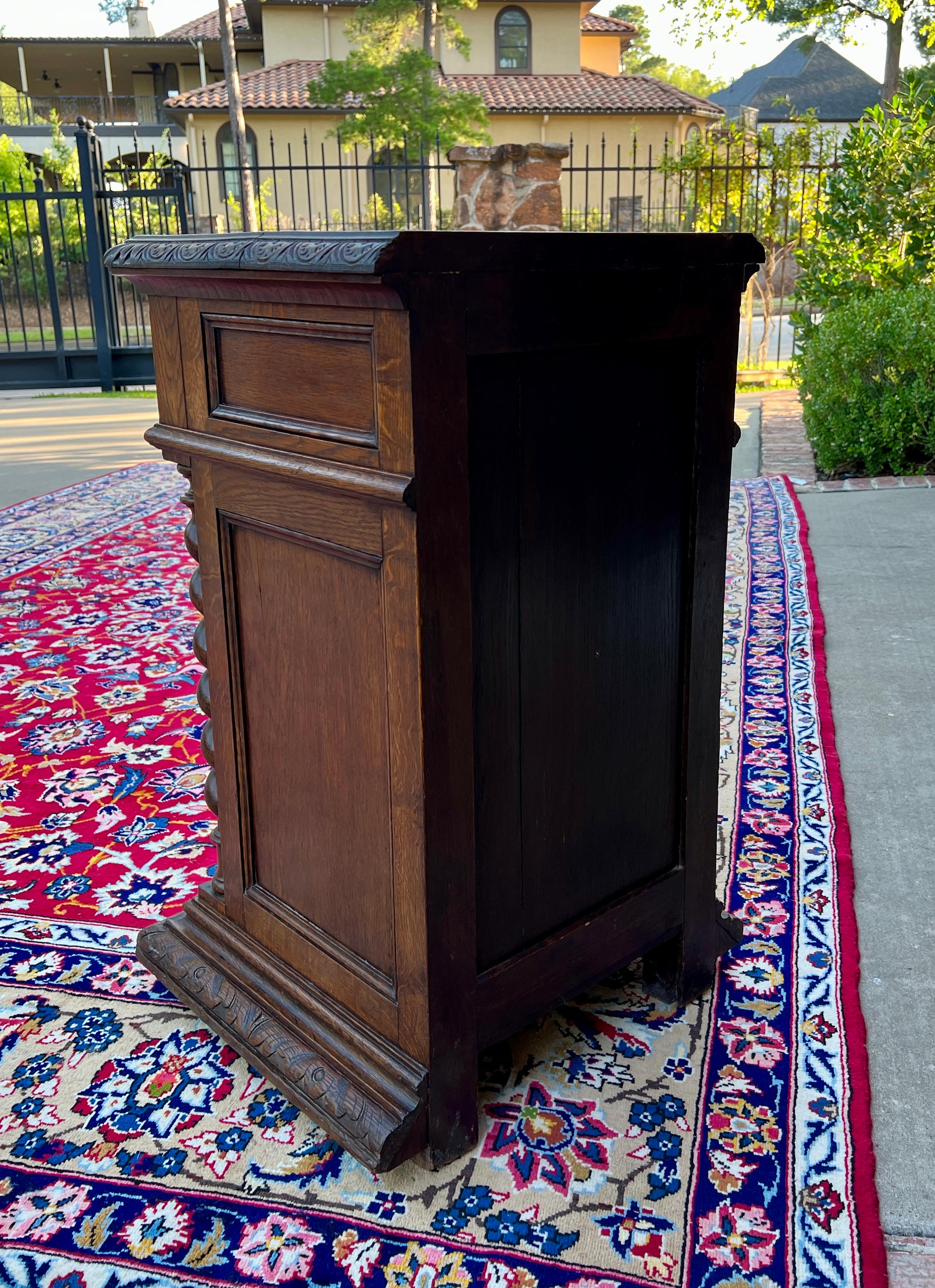 Ancienne table d'appoint française à piédestal BARLEY TWIST en chêne Renaissance 19C en vente 12