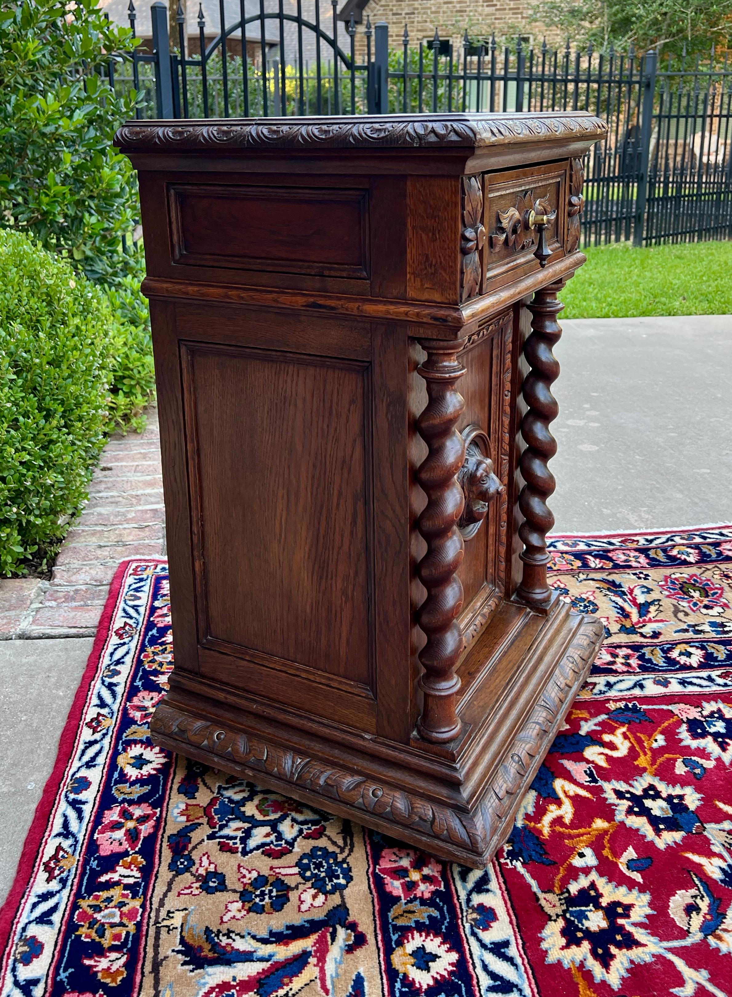 Français Ancienne table d'appoint française à piédestal BARLEY TWIST en chêne Renaissance 19C en vente