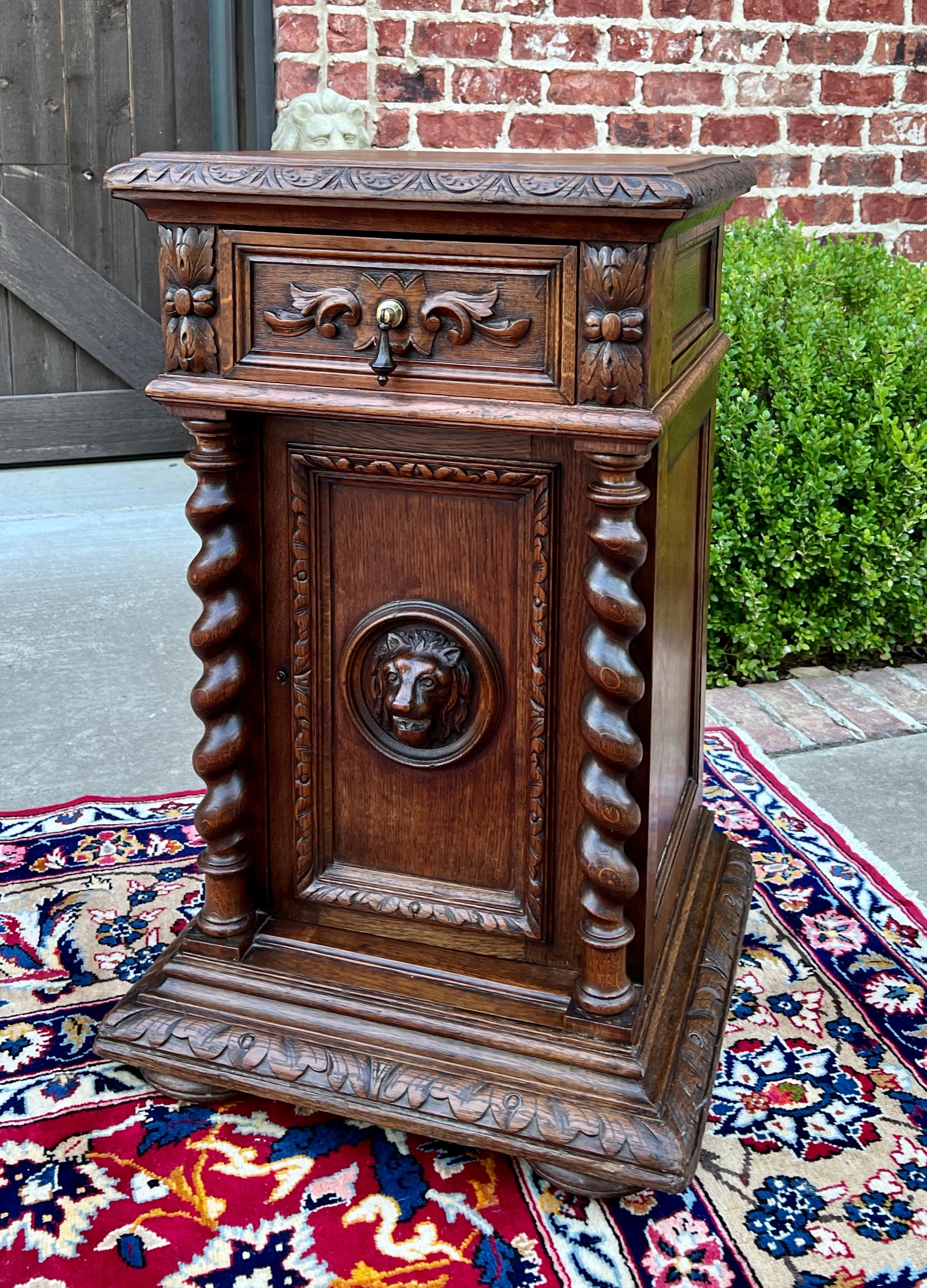 Sculpté Ancienne table d'appoint française à piédestal BARLEY TWIST en chêne Renaissance 19C en vente