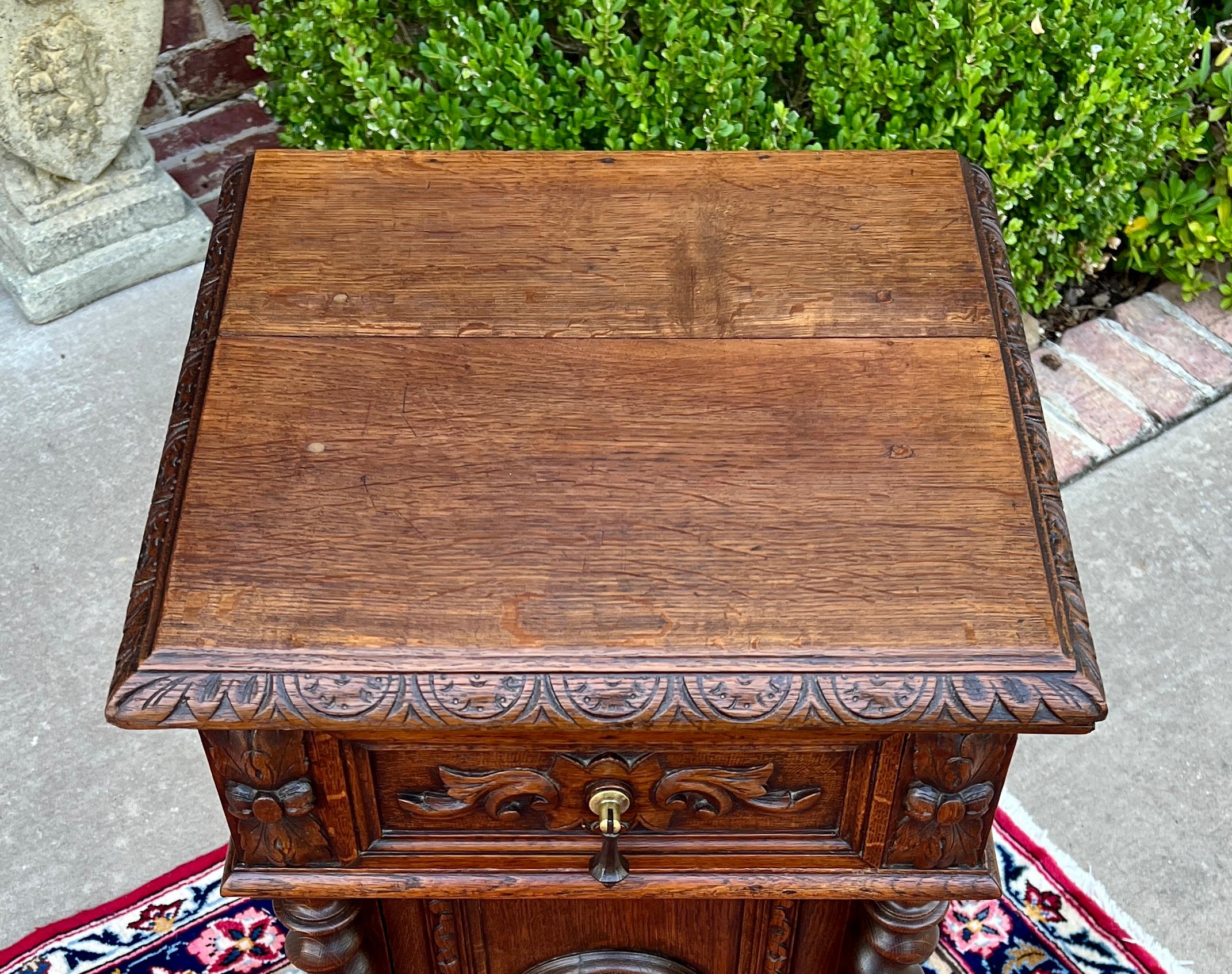 Ancienne table d'appoint française à piédestal BARLEY TWIST en chêne Renaissance 19C en vente 1