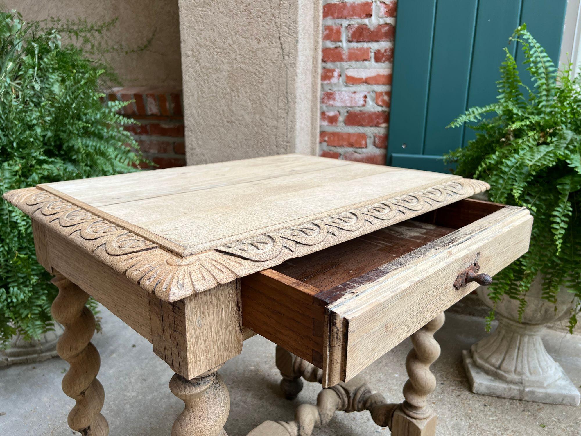 Antique French Side Table Barley Twist Bleached Carved Nightstand Oak Louis XIII en vente 4