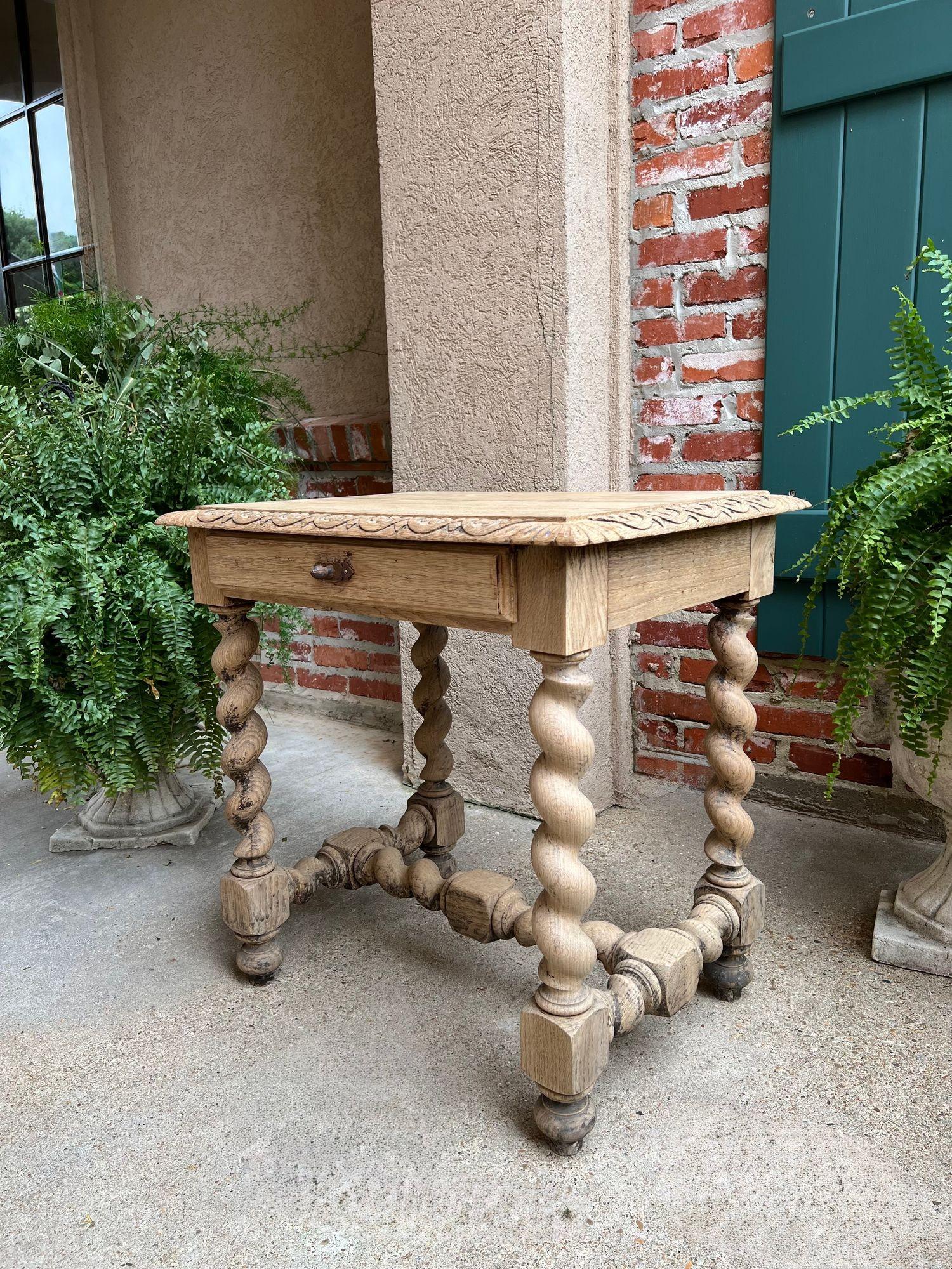 Antique French Side Table Barley Twist Bleached Carved Nightstand Oak Louis XIII en vente 6