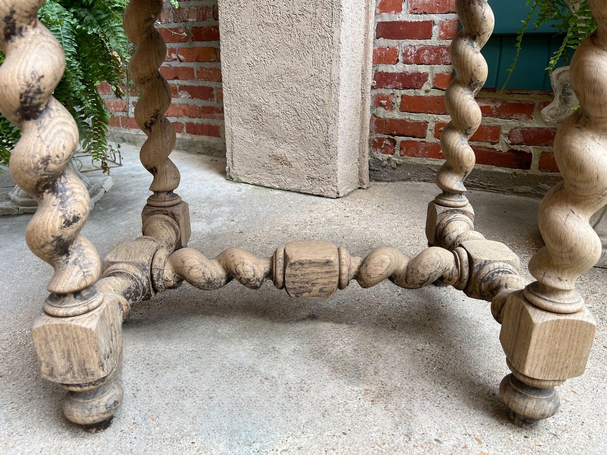 Antique French Side Table Barley Twist Bleached Carved Nightstand Oak Louis XIII en vente 10
