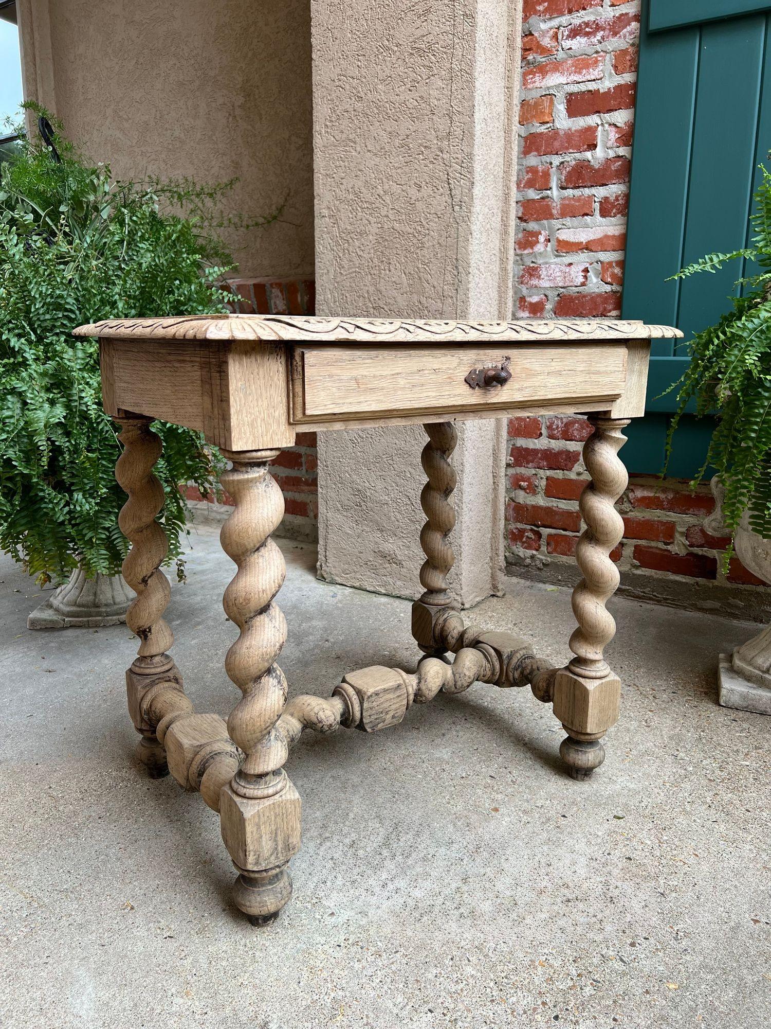 Antique French Side Table Barley Twist Bleached Carved Nightstand Oak Louis XIII Bon état - En vente à Shreveport, LA