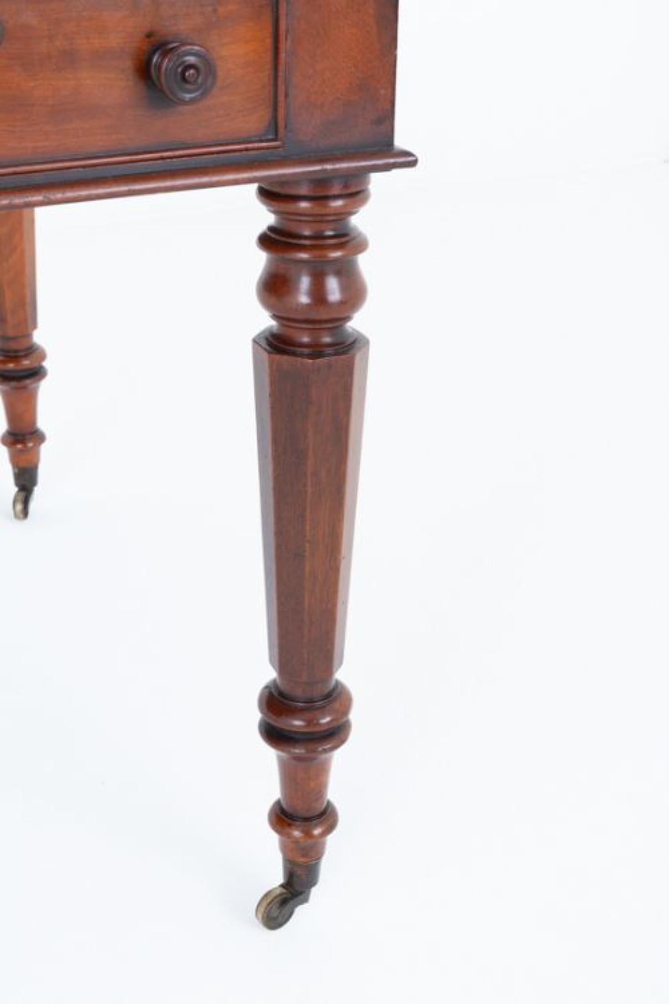 Beistelltisch aus französischem Mahagoni, der auch als Schreibtisch verwendet werden kann
CIRCA 1880
Dieser elegante Beistelltisch steht auf geformten Beinen und verfügt über 1 mit Mahagoni ausgekleidete Schublade
Die Tischplatte mit Querbordüren,