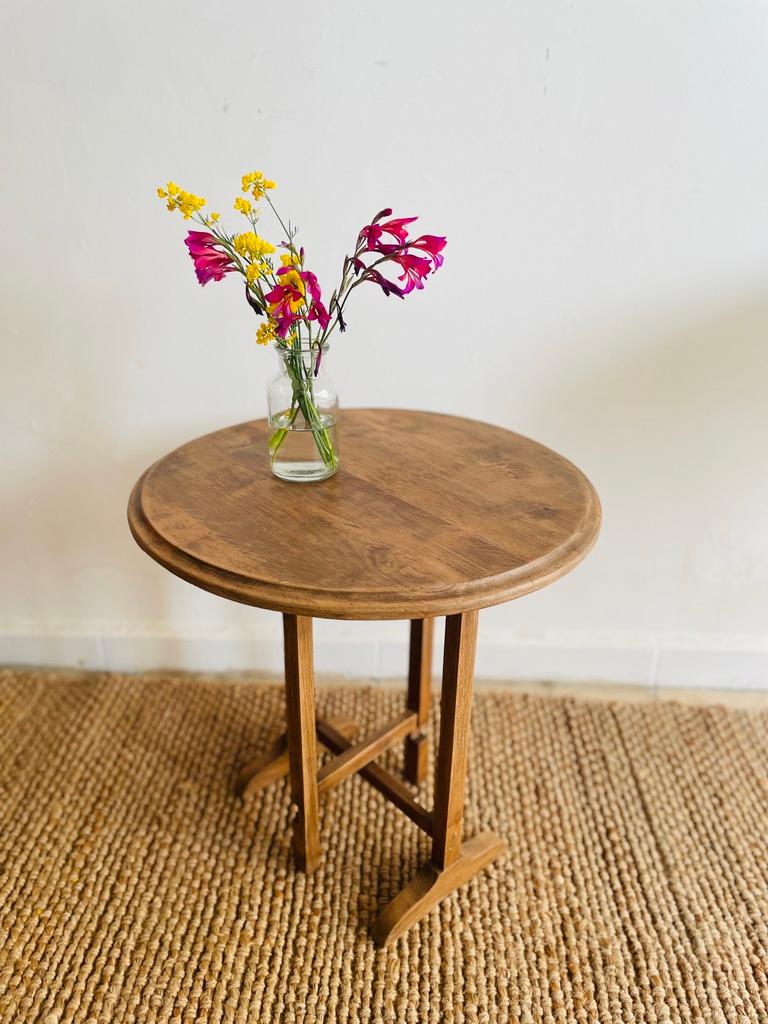 belle et rare table d'appoint inclinable on trouve des tables similaires mais à plus grande échelle appelées tables de dégustation de vin