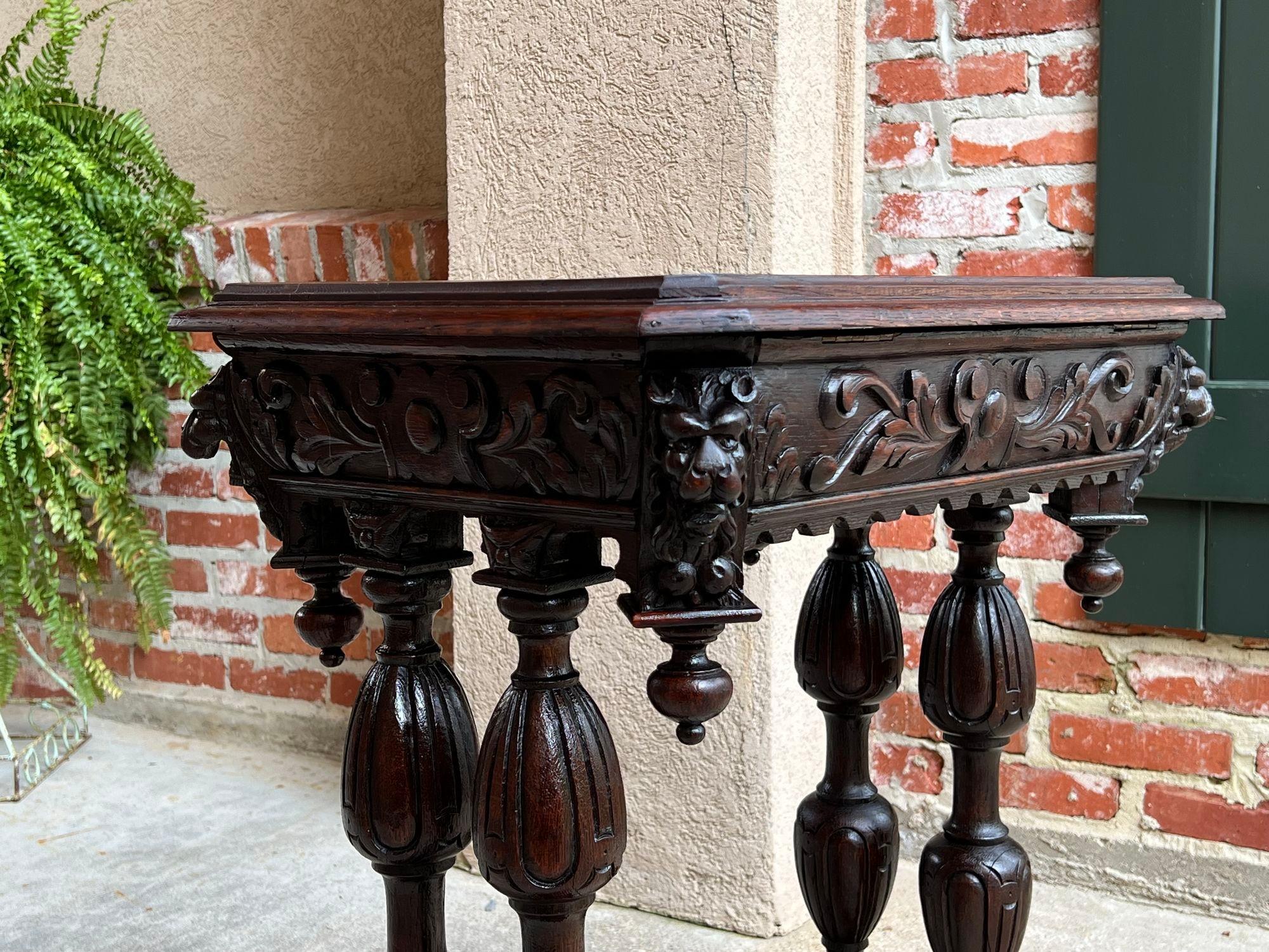 Chêne Table d'appoint française ancienne à tréteaux en chêne sculpté de la Renaissance, table artisanale en vente