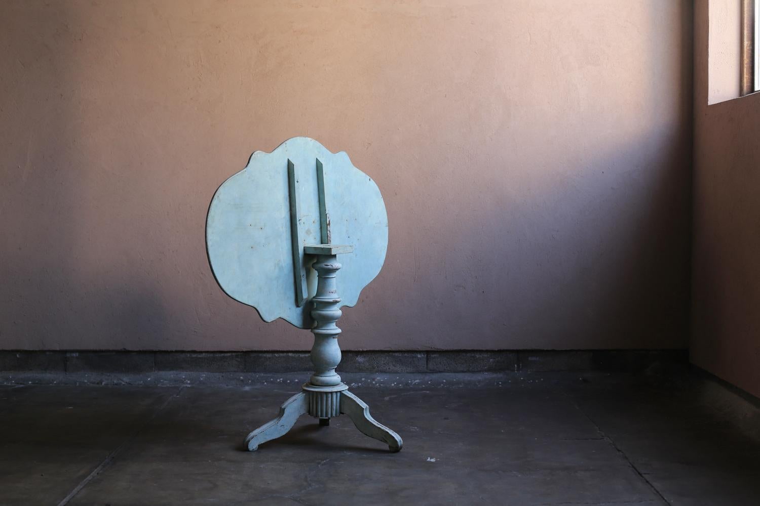 Antique French Side Table con pittura blu in vendita 2
