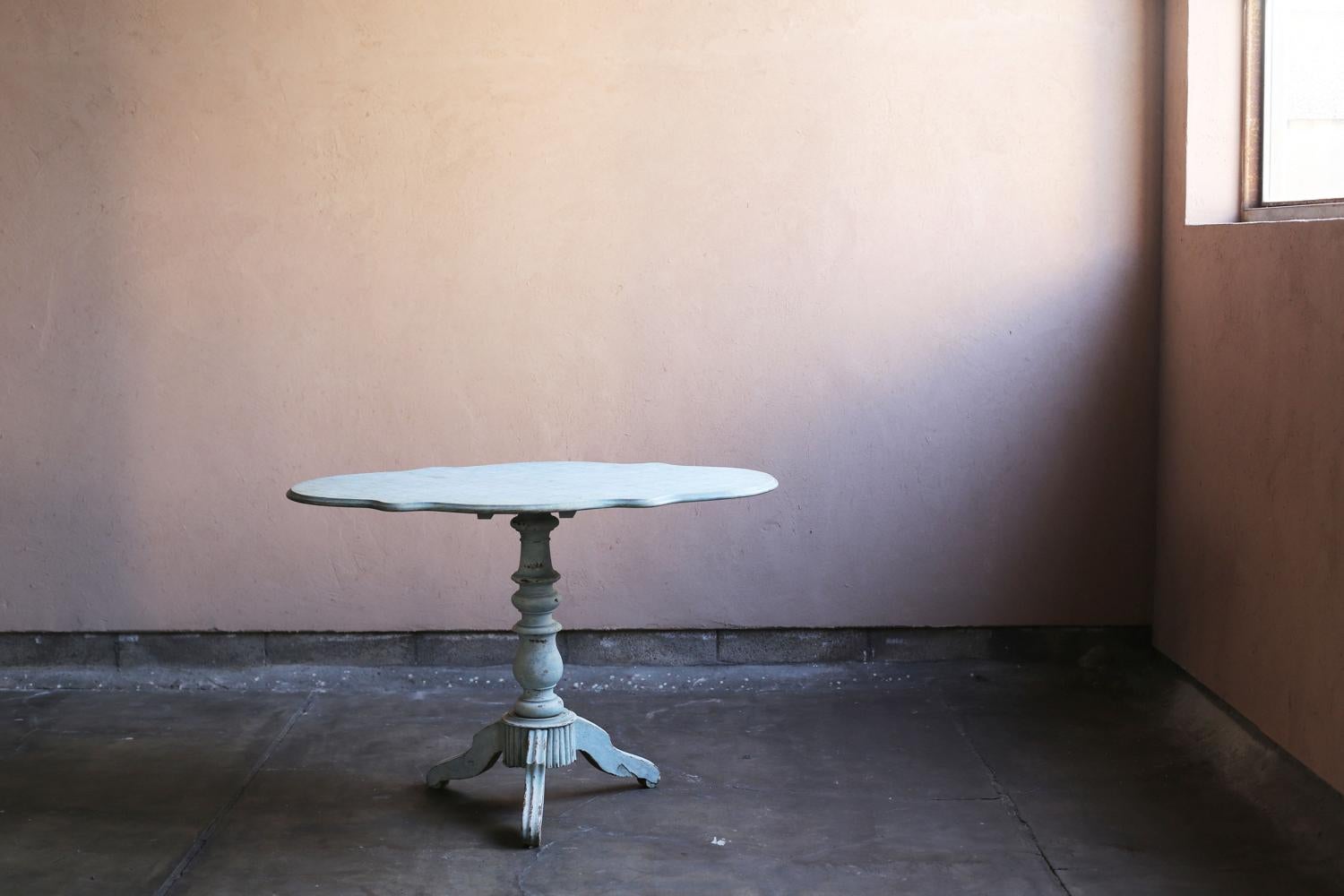 Art Nouveau Antique French Side Table con pittura blu in vendita