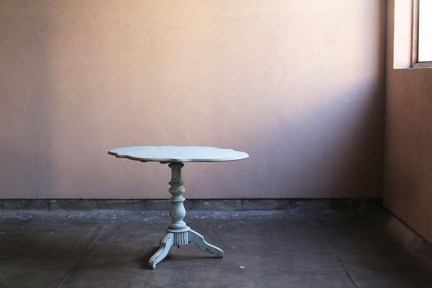Francese Antique French Side Table con pittura blu in vendita