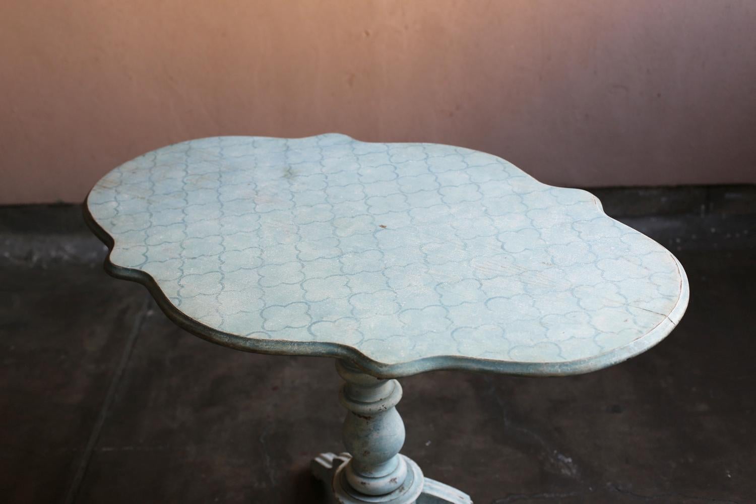 Falegnameria Antique French Side Table con pittura blu in vendita