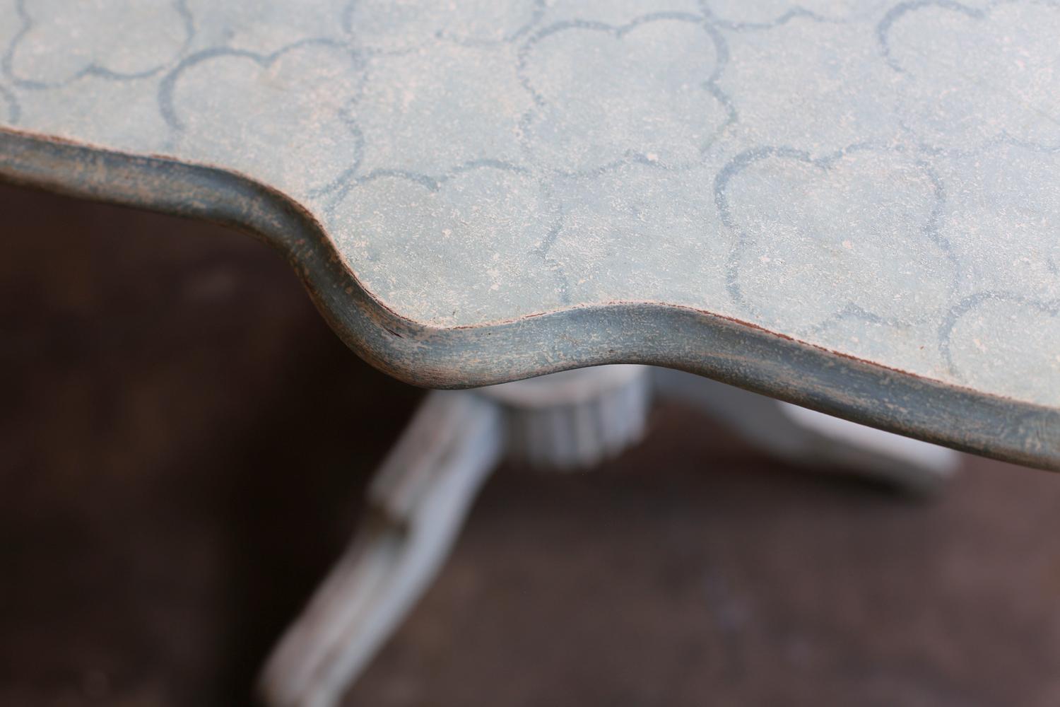 XIX secolo Antique French Side Table con pittura blu in vendita