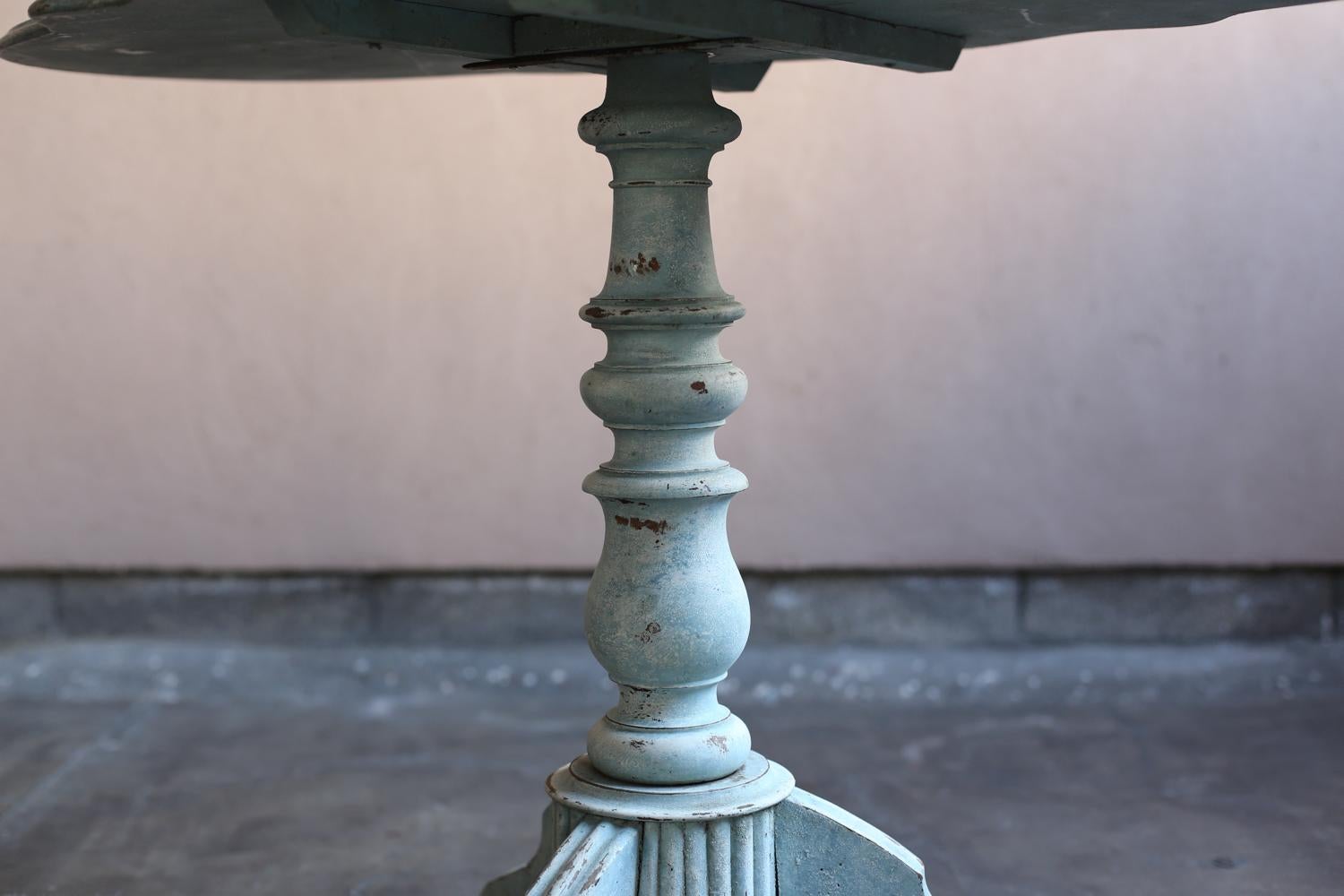 Legno Antique French Side Table con pittura blu in vendita