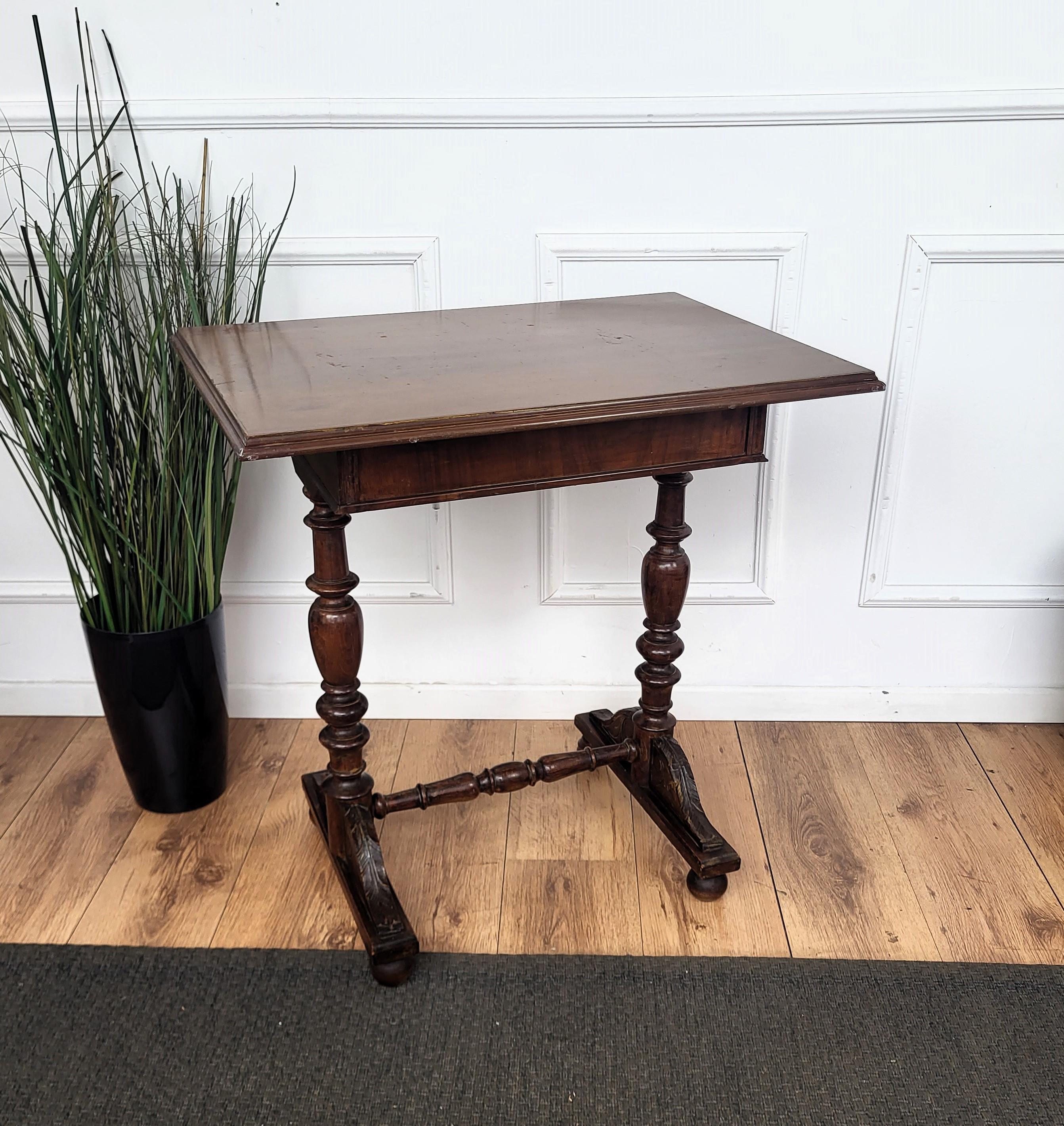 Antique French Mesa auxiliar Escritorio Roble Tapa biselada Patas decoradas talladas siglo XX en venta