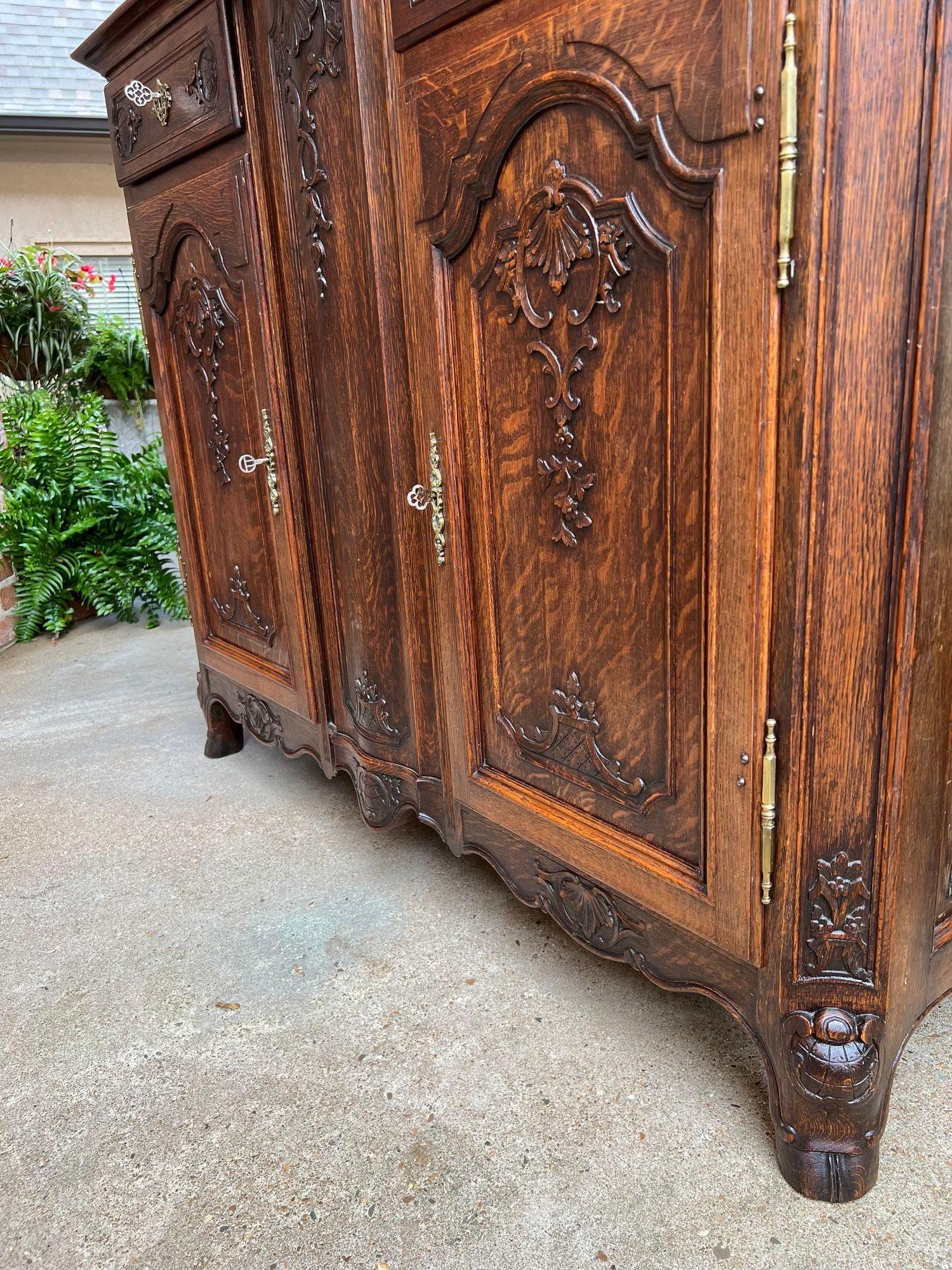 Antique French Sideboard Foyer Cabinet Louis XV Carved Tiger Oak, 19th Century For Sale 12