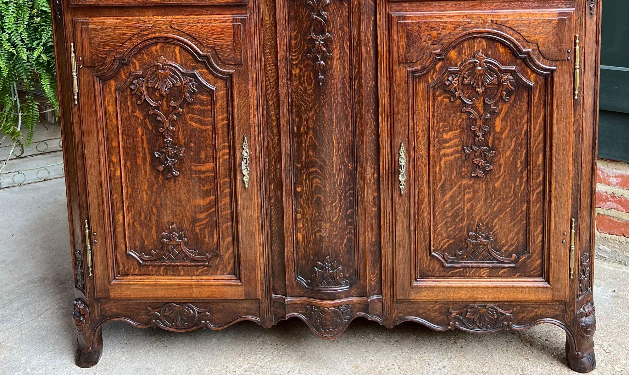 Antique French Sideboard Foyer Cabinet Louis XV Carved Tiger Oak, 19th Century For Sale 3