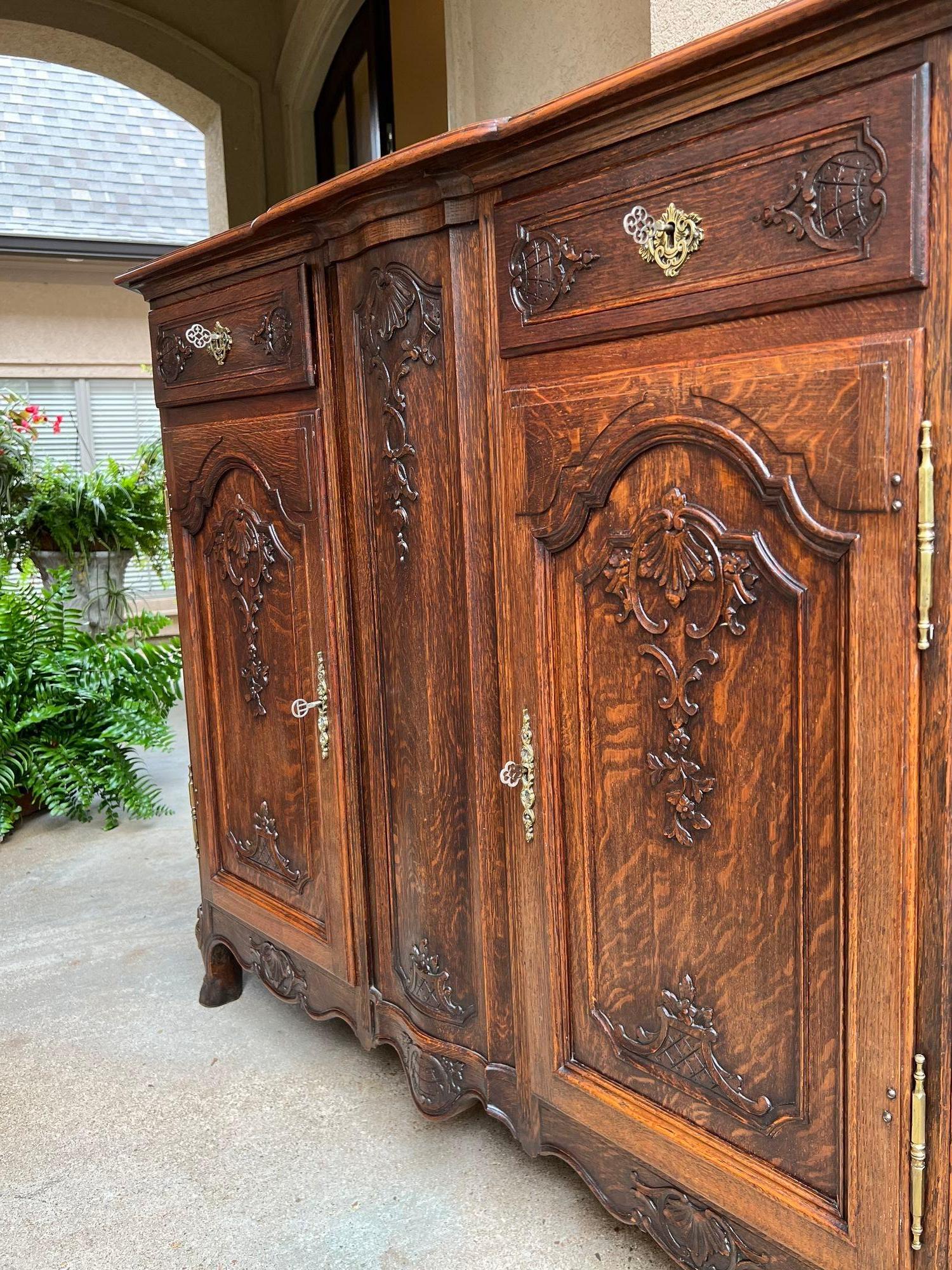 Antique French Sideboard Foyer Cabinet Louis XV Carved Tiger Oak, 19th Century For Sale 4