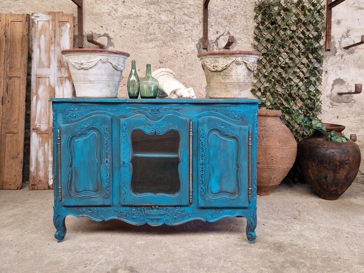Ce buffet rustique français ancien  du style fantastique provençal. Le buffet est peint dans une laque bleue fabuleuse qui est vieillie.

Il y a 3 clés de fonctionnement, l'armoire a une zone centrale vitrée et il y a 2 étagères de rangement dans