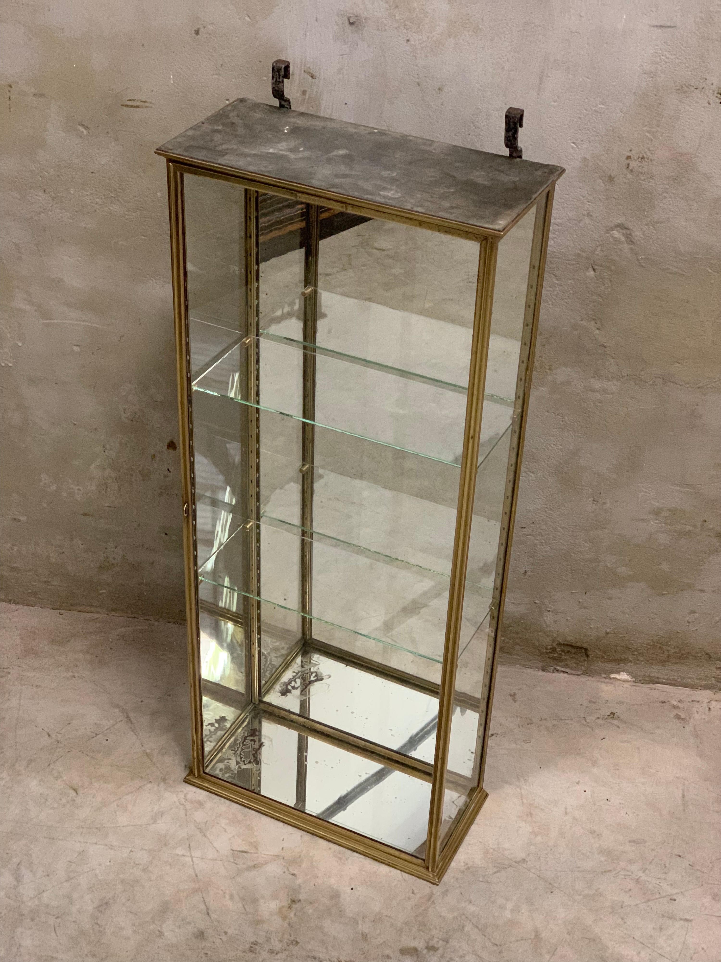 Exclusive and very rare shop display cabinet made by Siégèl Paris. Early 1900s. Antique high end design. Entirely brass with old mirrors in the bottom, back wall and ceiling. These cabinets used to hang behind the counter in luxury department stores