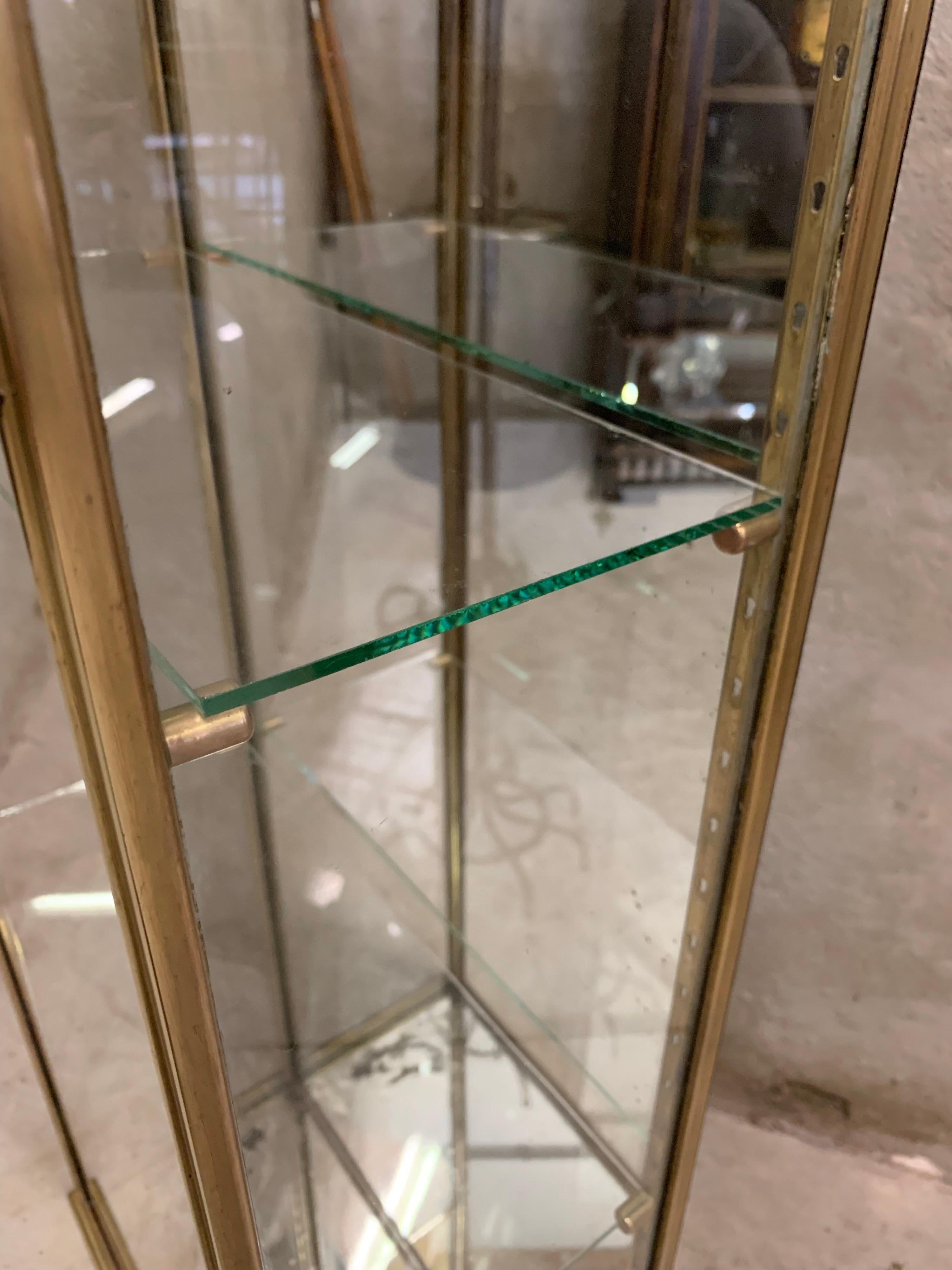 Antique French Siégèl Paris brass display cabinet. Early 1900's In Good Condition In Hoogeveen, NL