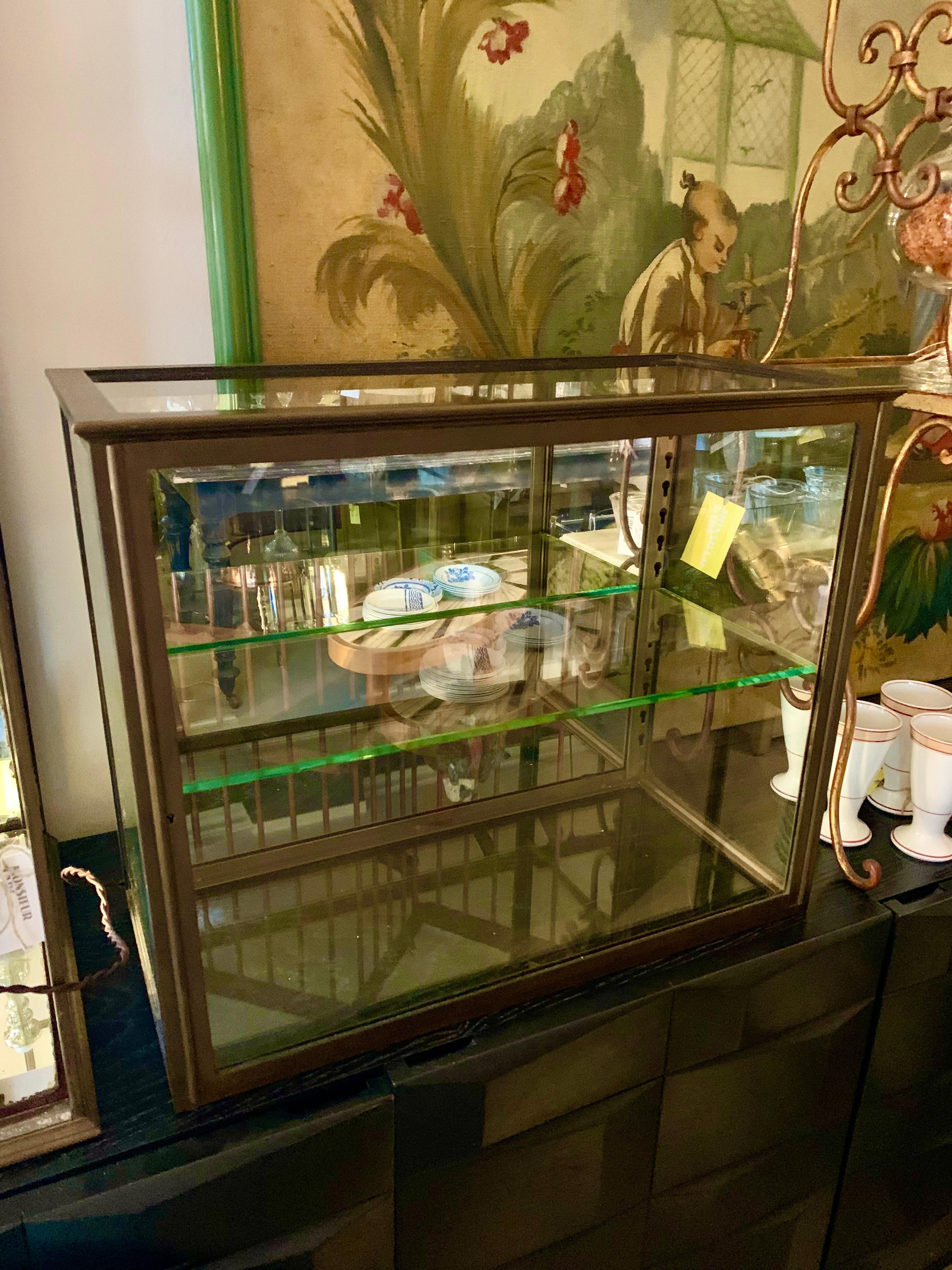 Magnifique vitrine de table ancienne en laiton français avec la plus belle patine. La vitrine est fabriquée par le célèbre fabricant Siegel of Paris et dispose d'une étagère en verre réglable. Pas de clé !