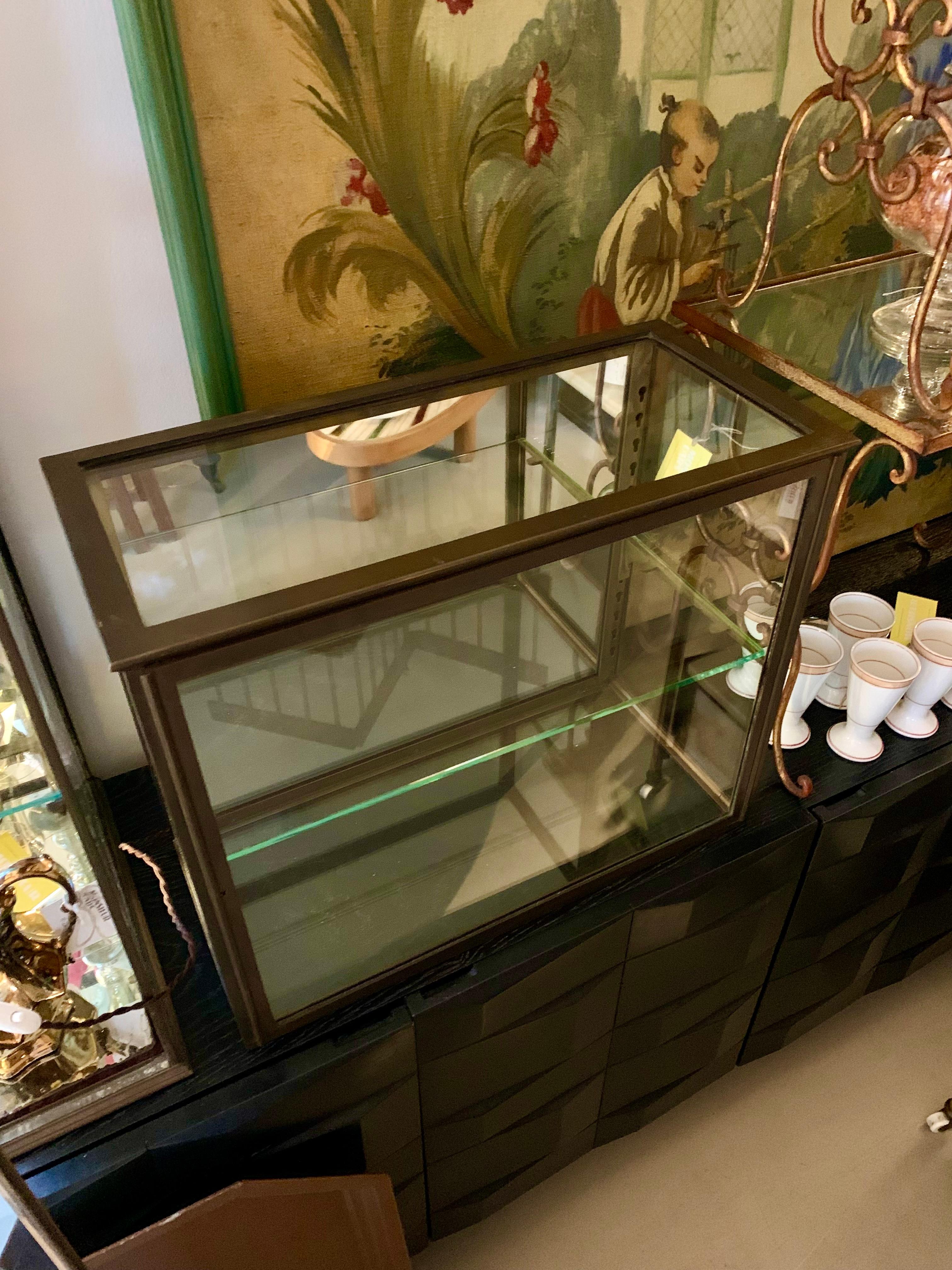 Français Ancienne vitrine de table française Siegel - Vitrine en vente