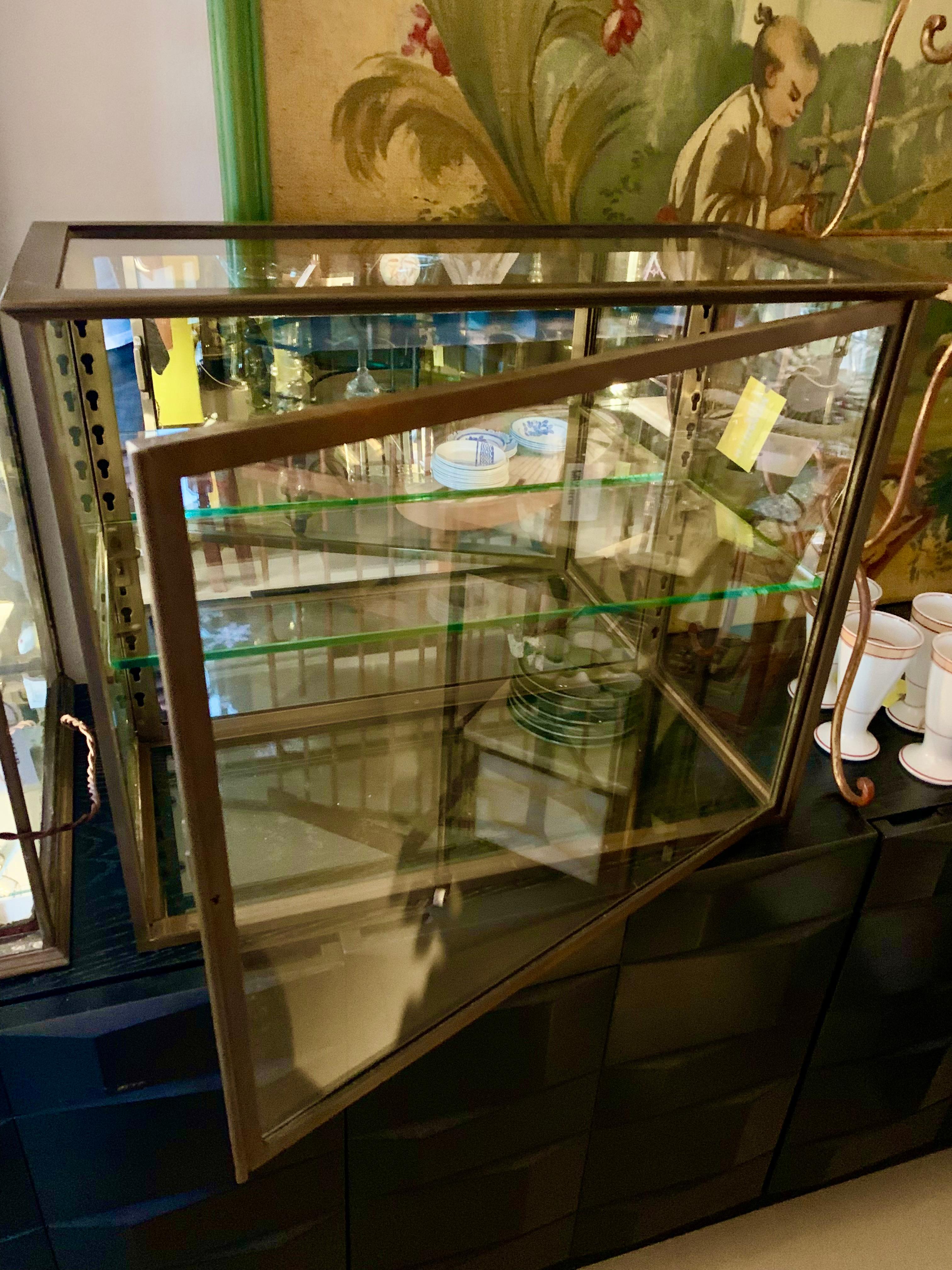 Début du 20ème siècle Ancienne vitrine de table française Siegel - Vitrine en vente