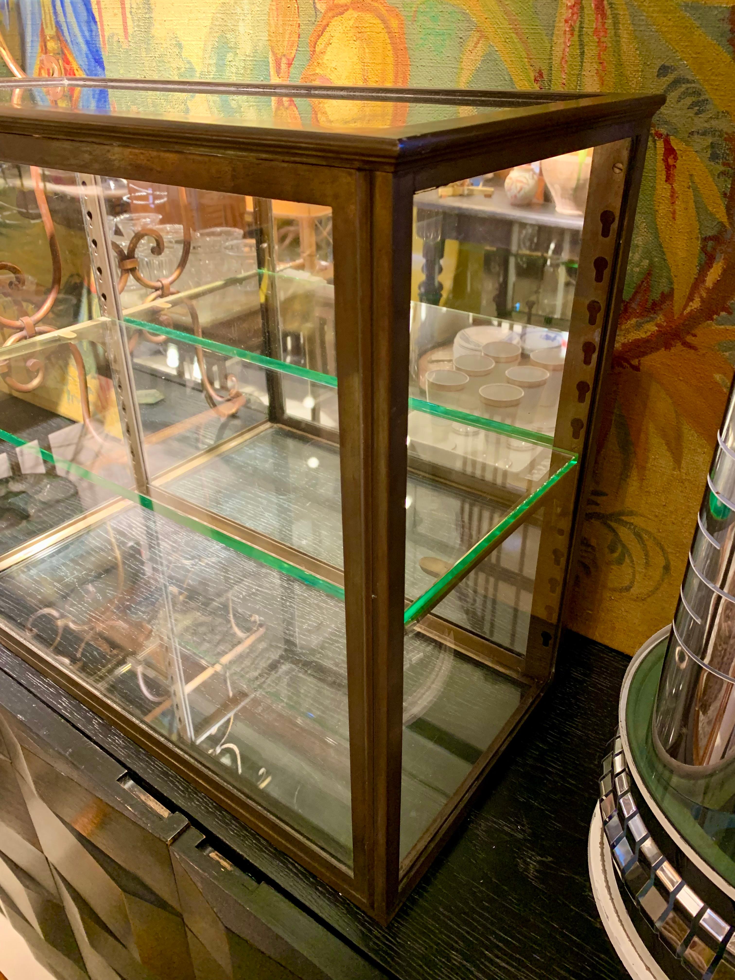 Laiton Ancienne vitrine de table française Siegel - Vitrine en vente