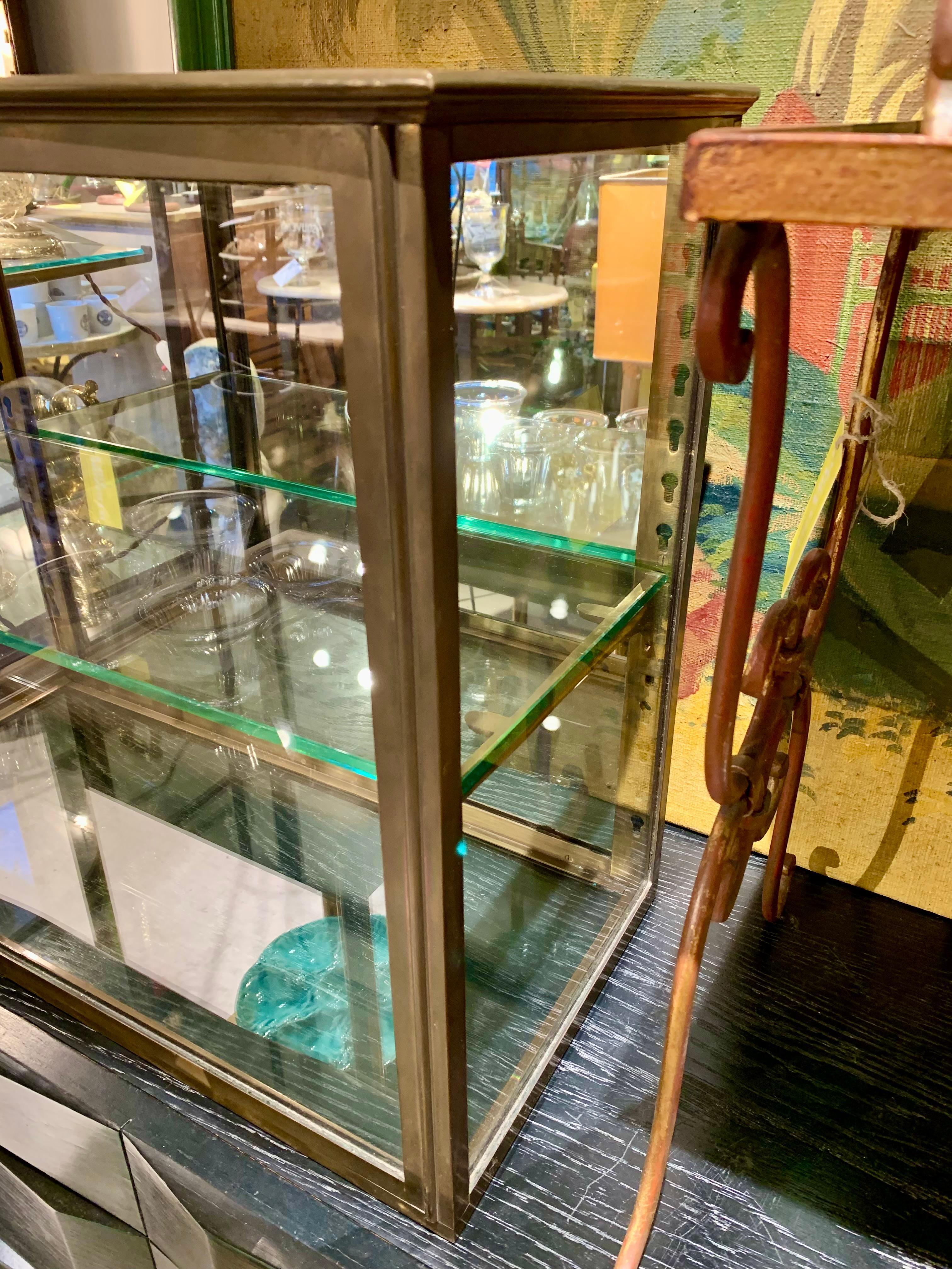 Ancienne vitrine de table française Siegel - Vitrine en vente 1
