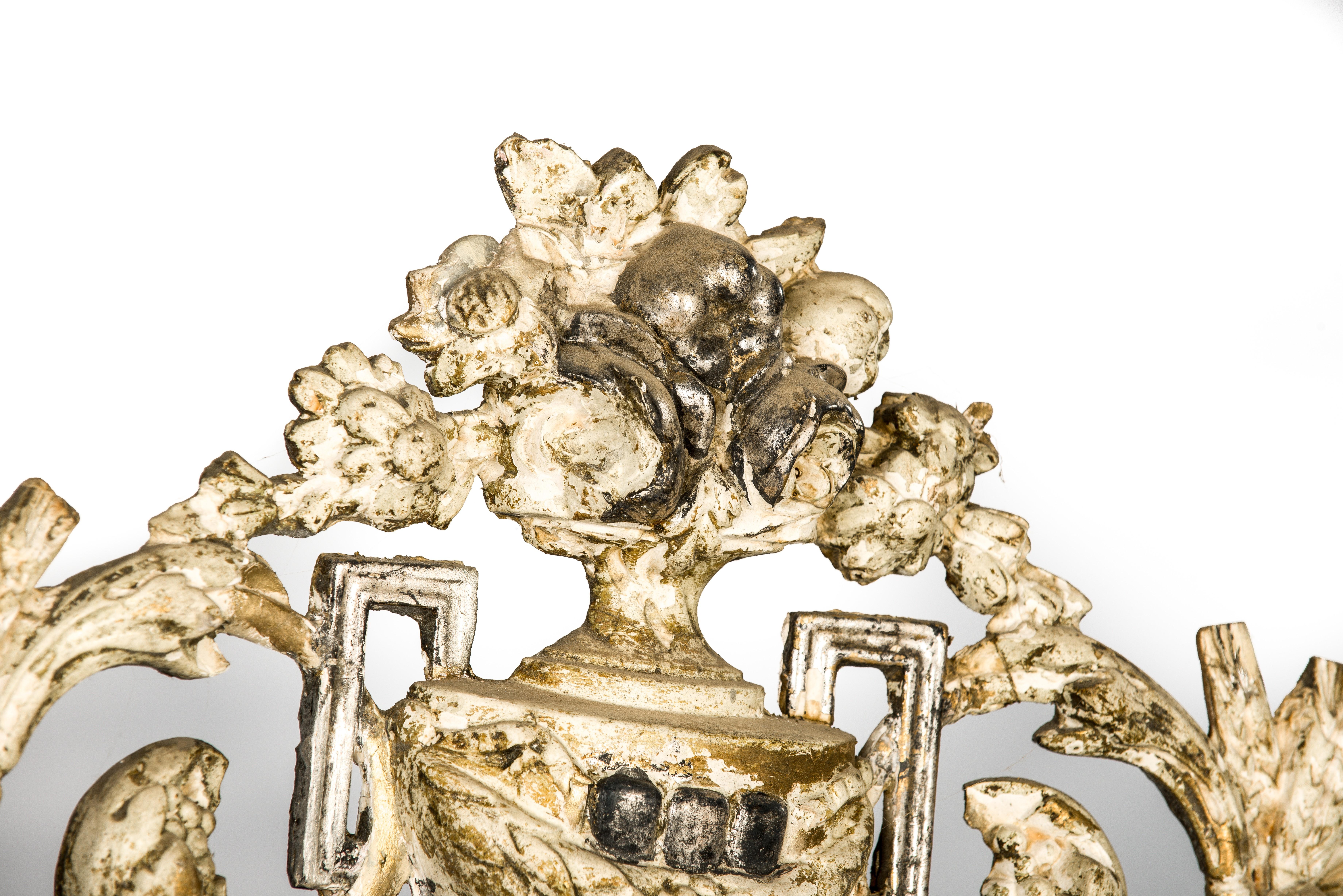 Miroir français ancien Louis Seize avec guirlandes florales en argent et feuilles d'or en vente 3