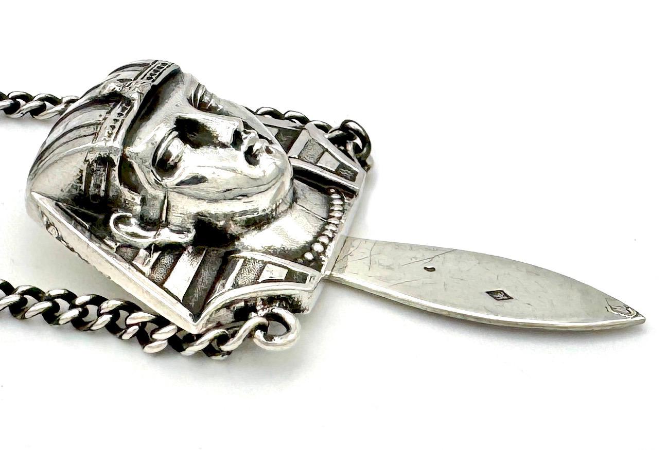 Diese Chatelaine wurde in der zweiten Hälfte des 19. Jahrhunderts in Frankreich aus Silber hergestellt. Sie trägt eine französische Herstellermarke in Form einer aufrechten Raute mit den Initialen EG. Höchstwahrscheinlich entstand sie in der