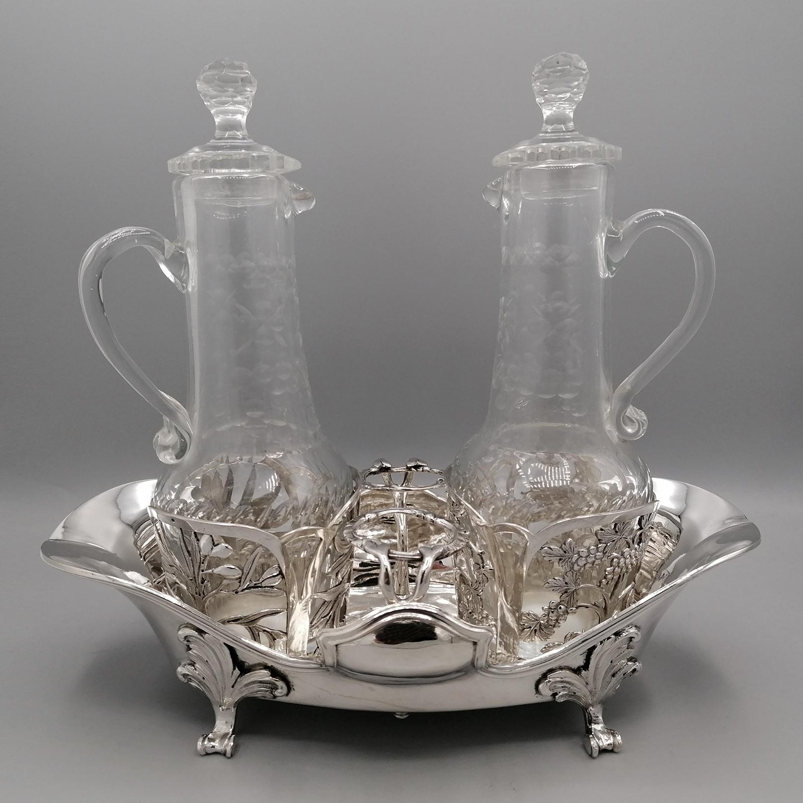 Ölkrug aus massivem Silber, hergestellt in Frankreich in Straßburg zwischen 1750 und 1796, wie aus den staatlichen Marken hervorgeht.
Die Form ist ein Boot, bei dem 4 Füße, die mit der Gusstechnik gemacht wurden, übersprungen wurden, um es von der