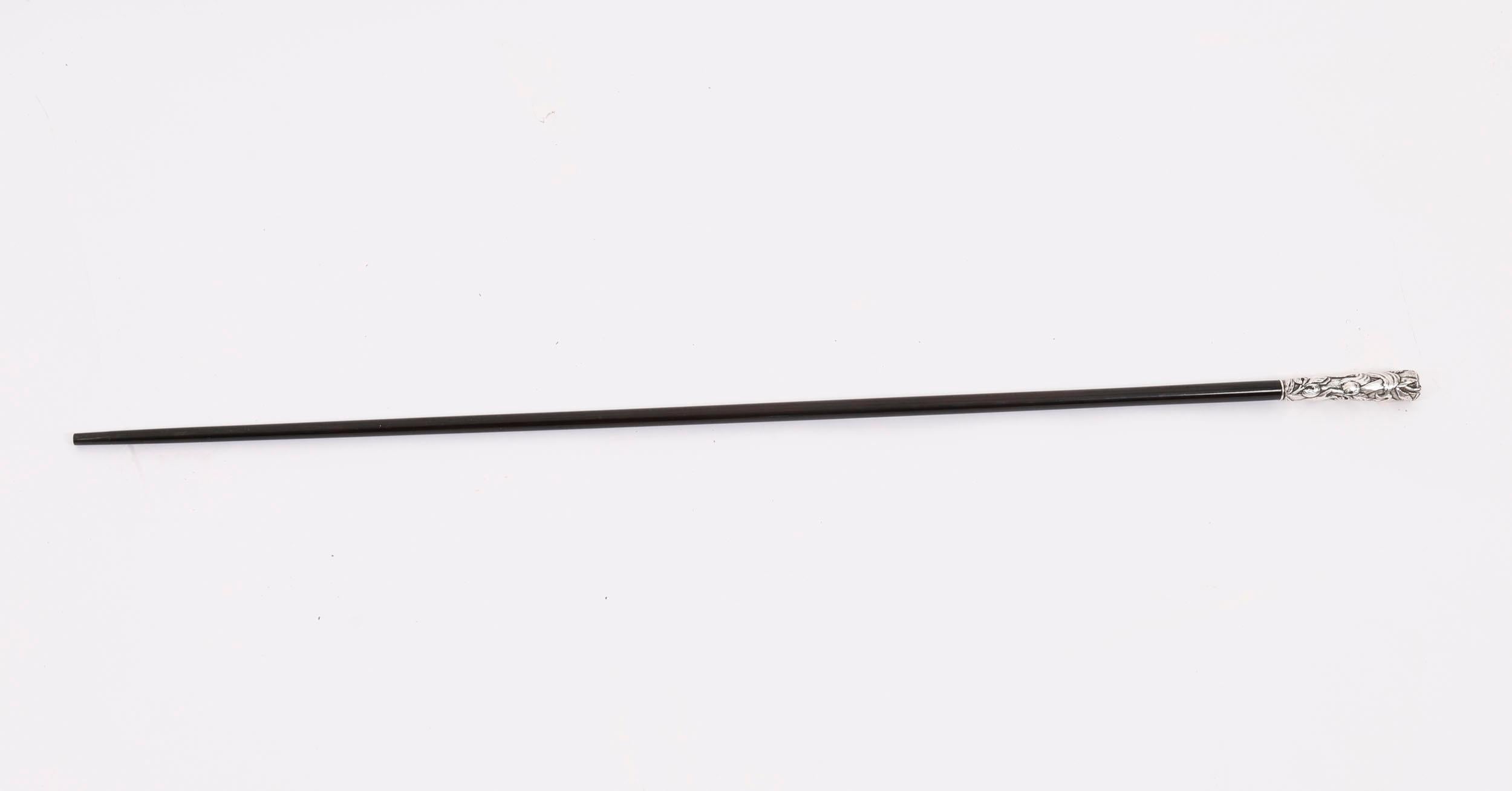 Il s'agit d'une superbe canne ancienne en argent de l'Arte Antiques, datant d'environ 1890.
 
Poignée droite en argent avec un motif de fleur de lys en relief et le profil d'une jeune femme sur une tige effilée en bois dur ébonisé.
 
Il s'agit d'un